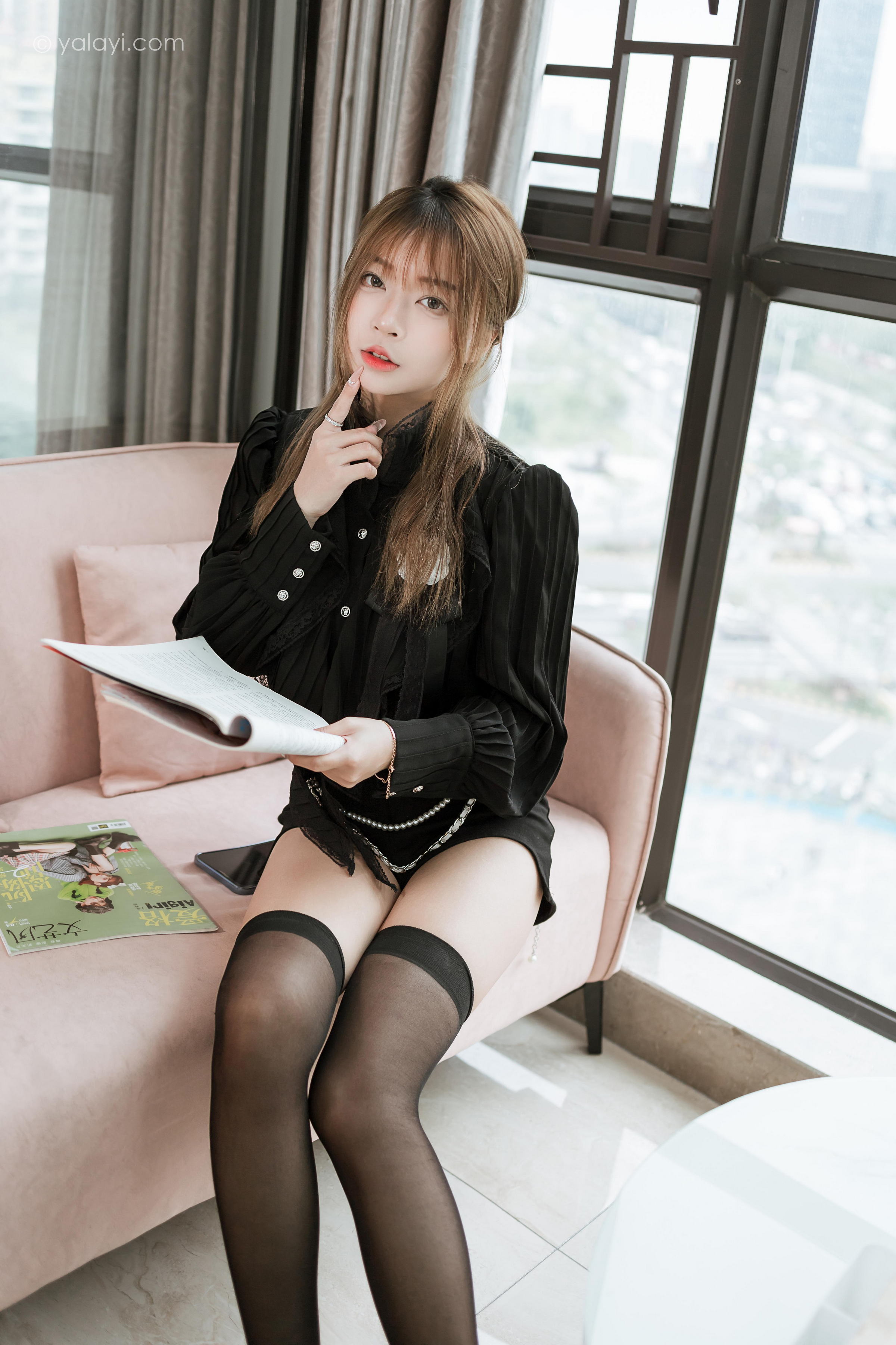 [YALAYI雅拉伊]2023.03.10 纯与欲 阿禾 黑色短裤加黑丝美腿性感私房写真集第2张
