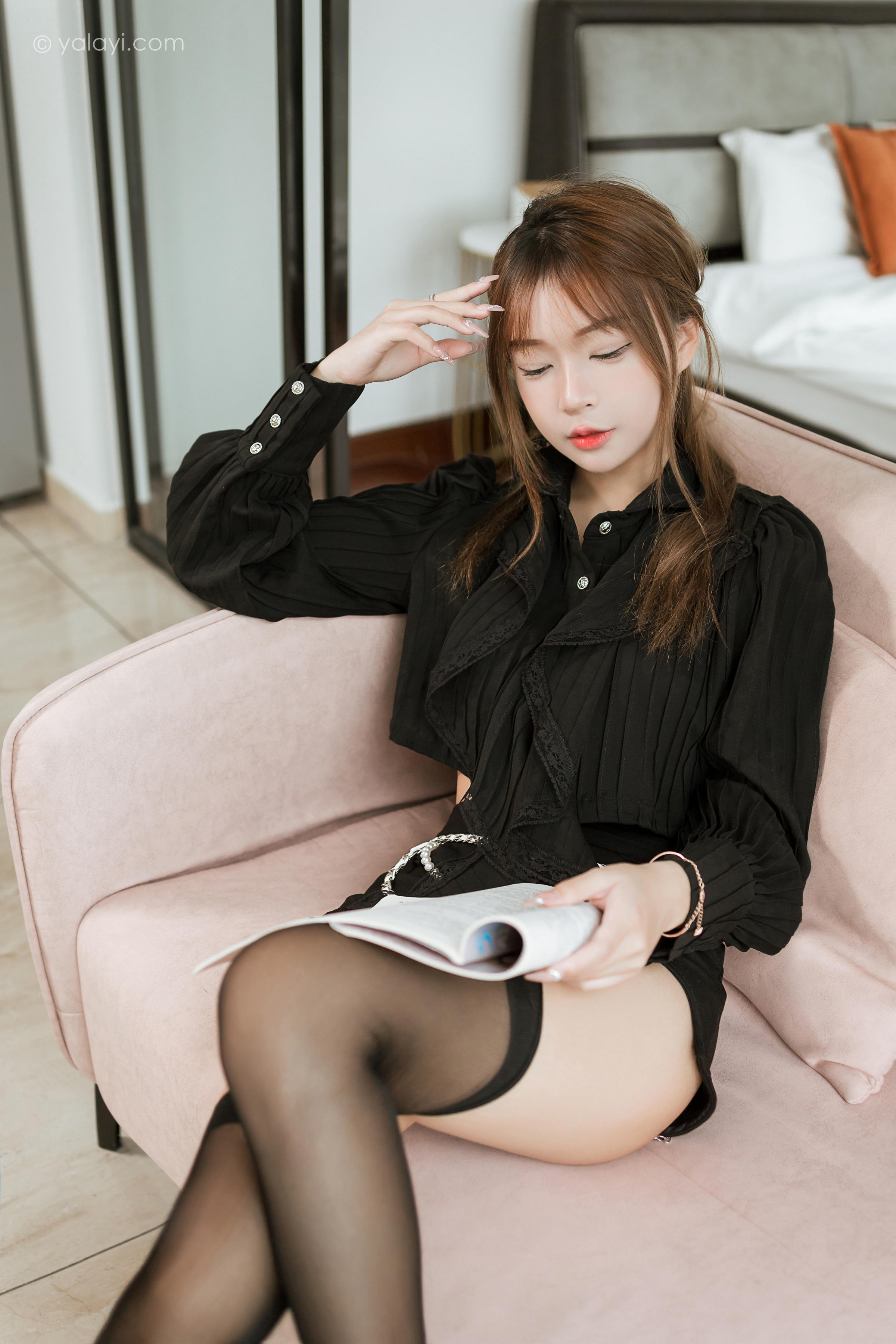 [YALAYI雅拉伊]2023.03.10 纯与欲 阿禾 黑色短裤加黑丝美腿性感私房写真集第7张