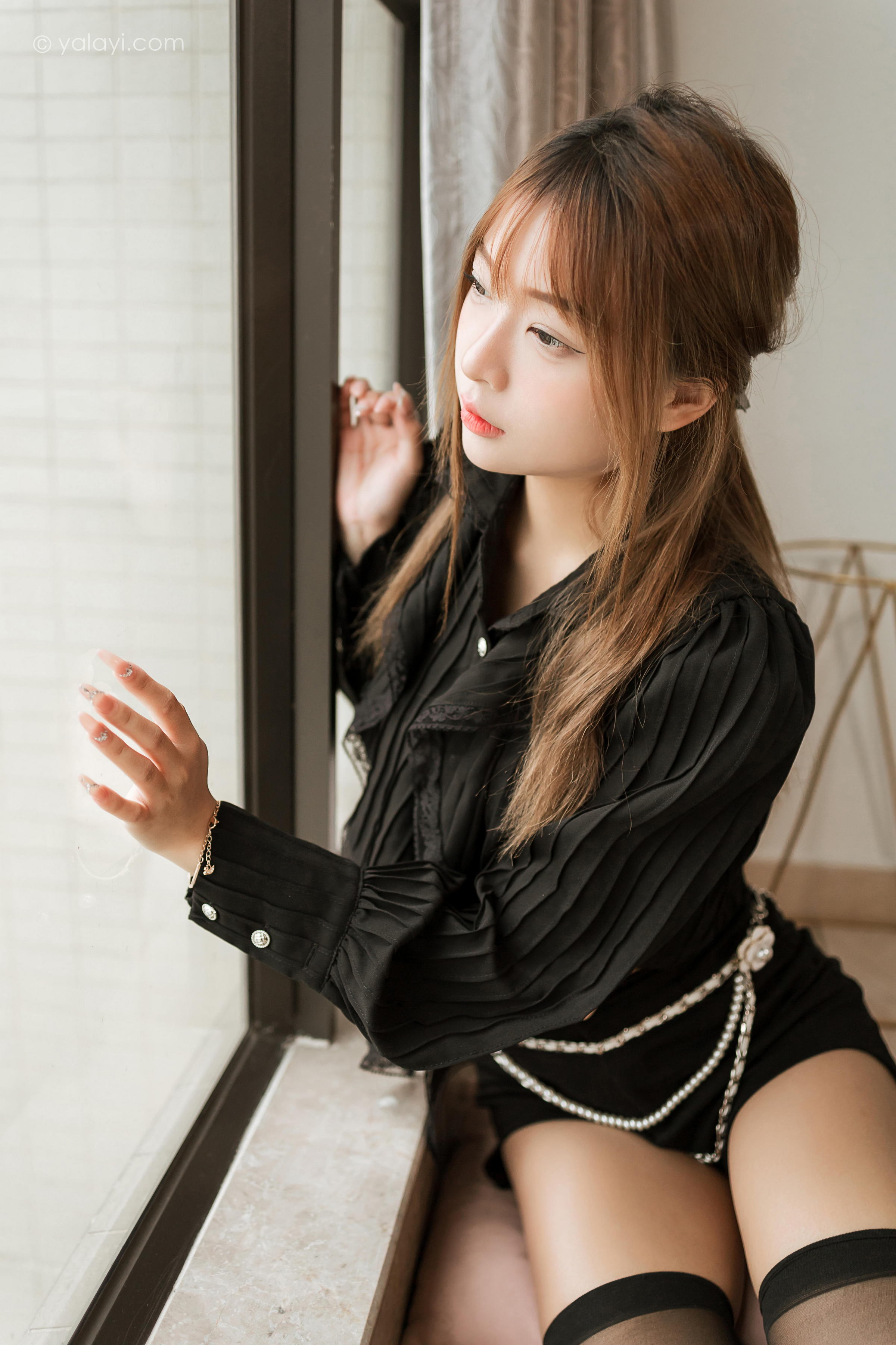 [YALAYI雅拉伊]2023.03.10 纯与欲 阿禾 黑色短裤加黑丝美腿性感私房写真集第11张