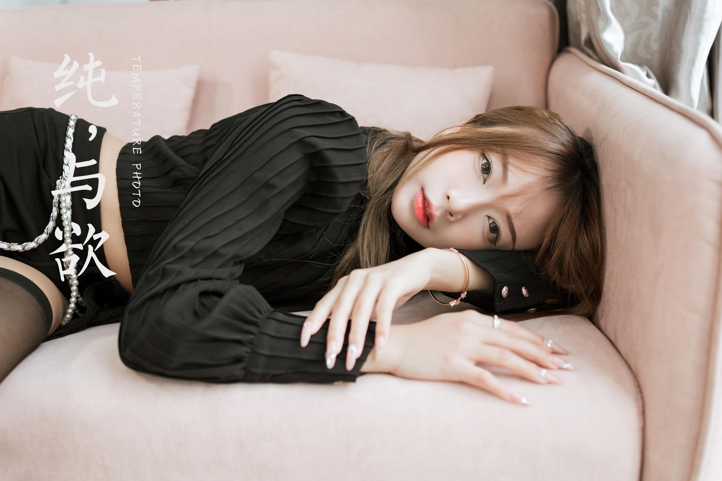 [YALAYI雅拉伊]2023.03.10 纯与欲 阿禾 黑色短裤加黑丝美腿性感私房写真集第15张