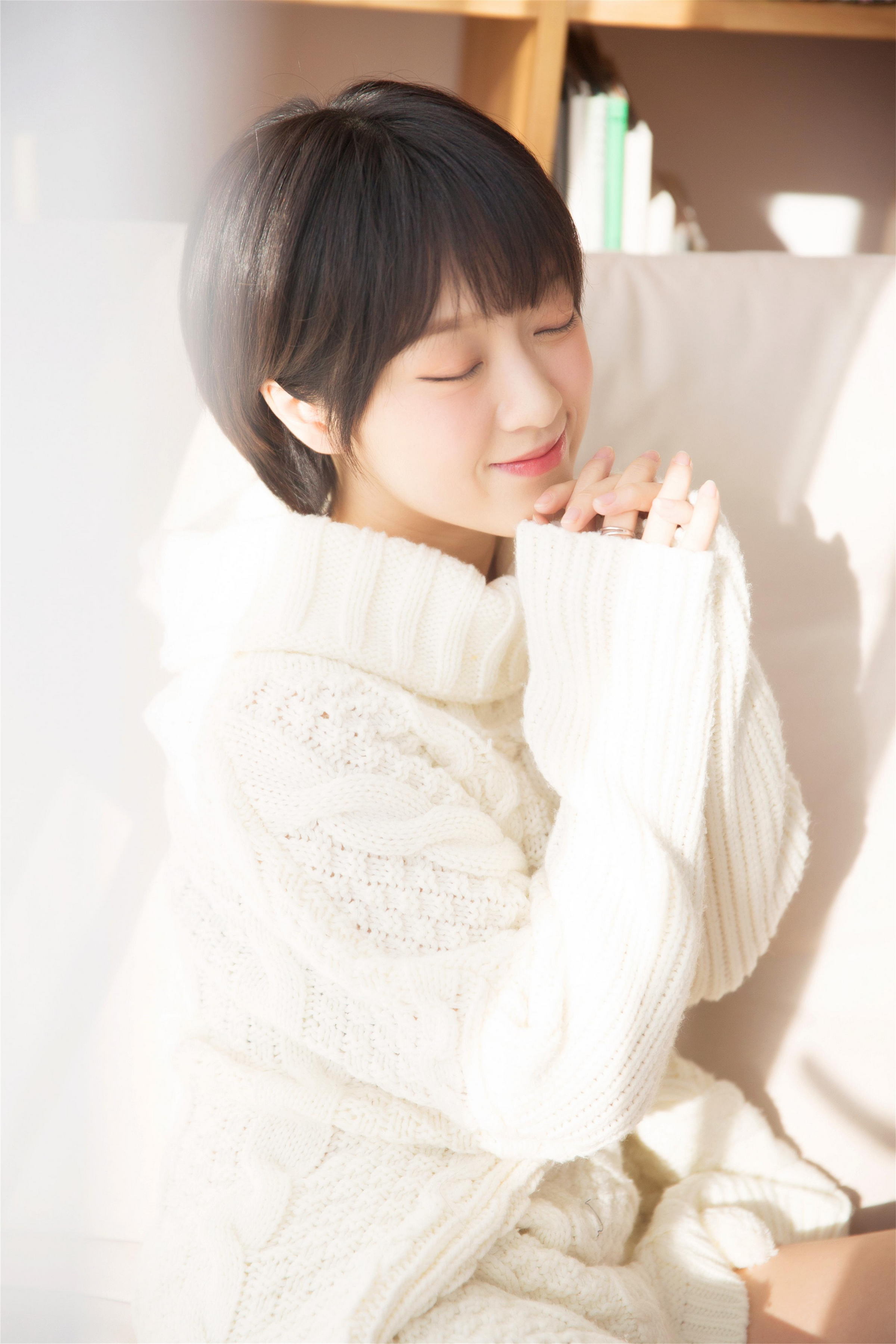 [YALAYI雅拉伊]2023.03.10 清新小女生 白色连身毛衣居家私房写真集第1张