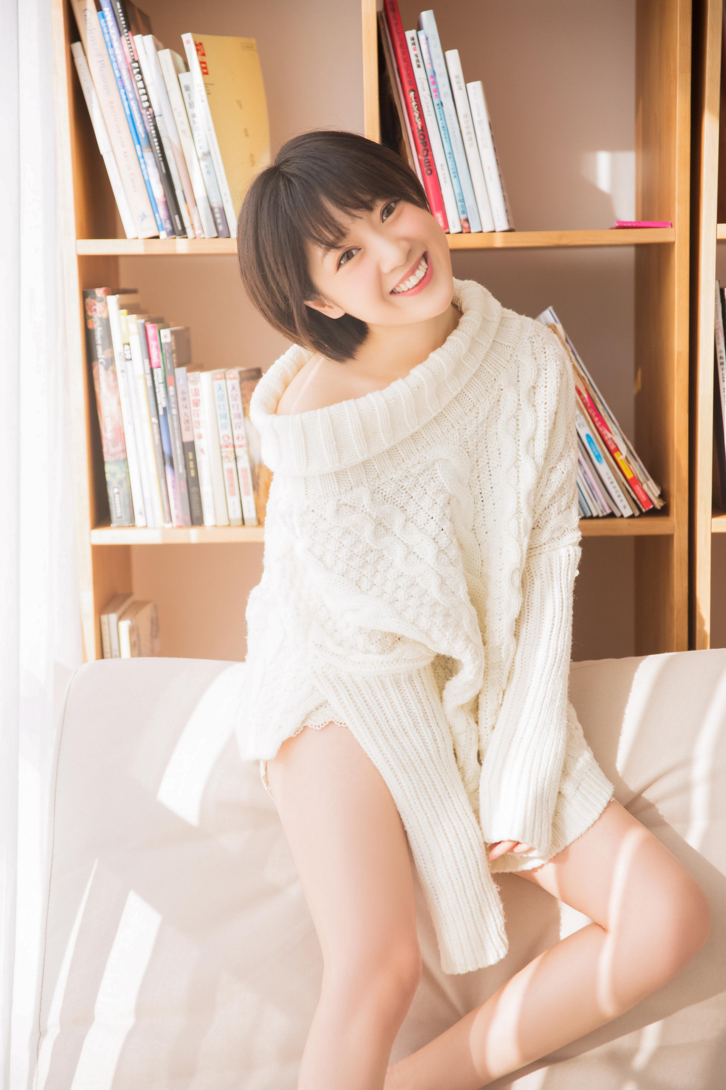 [YALAYI雅拉伊]2023.03.10 清新小女生 白色连身毛衣居家私房写真集第3张