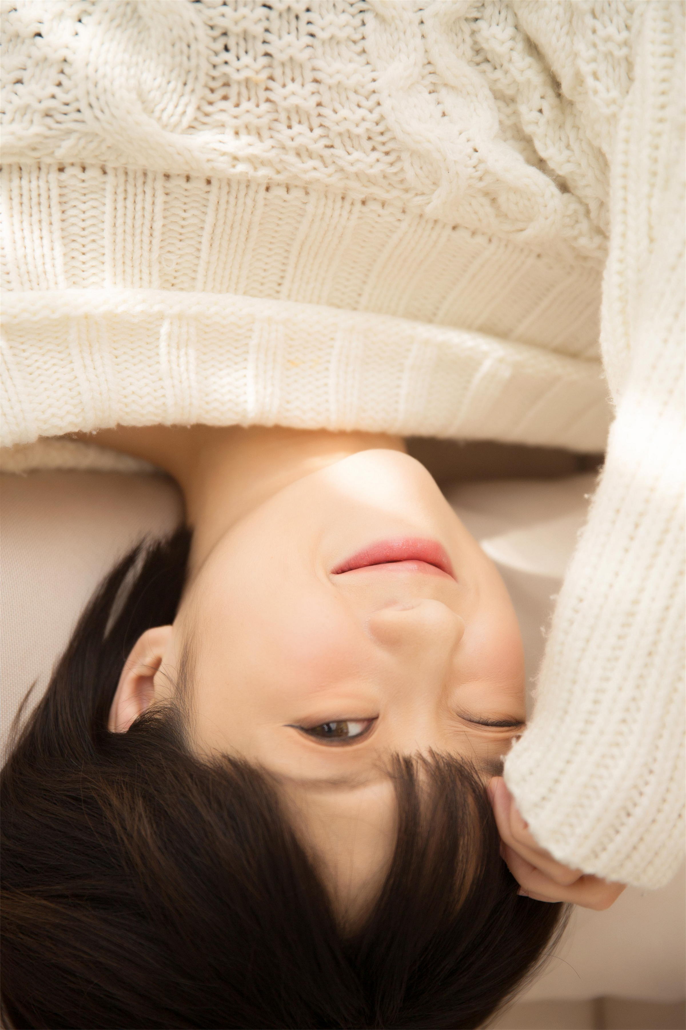 [YALAYI雅拉伊]2023.03.10 清新小女生 白色连身毛衣居家私房写真集第12张