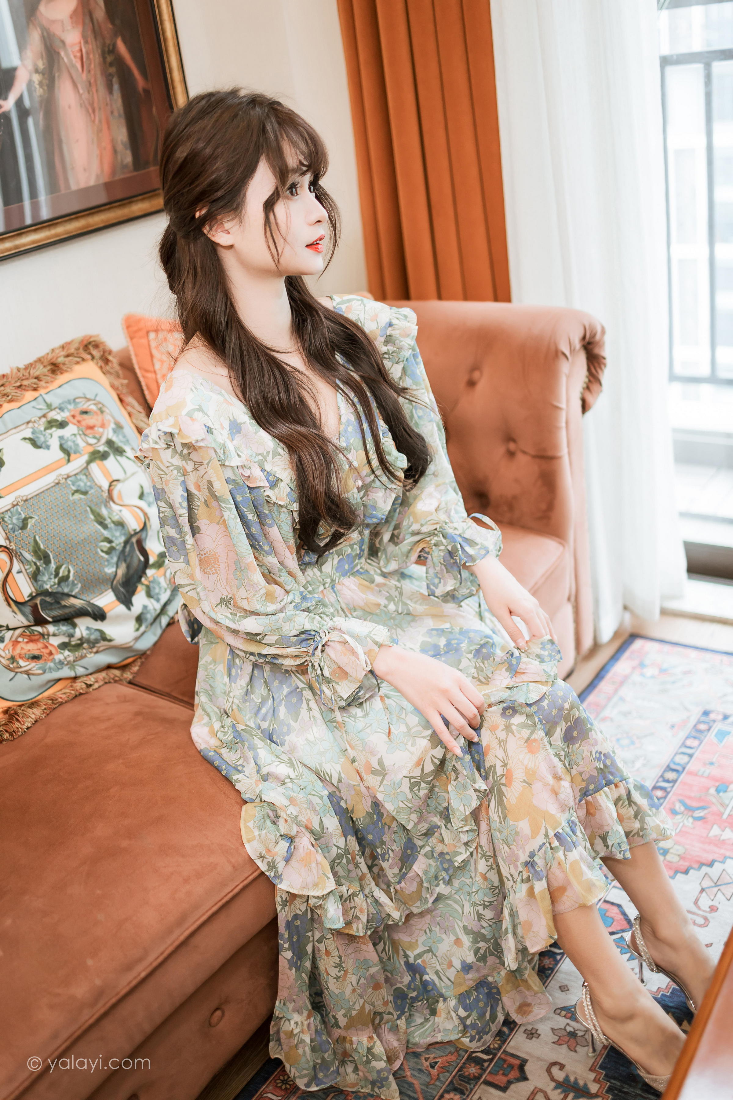 [YALAYI雅拉伊]2023.03.20 碎花裙少女 小亭 灰色碎花连衣裙居家清纯写真集第2张