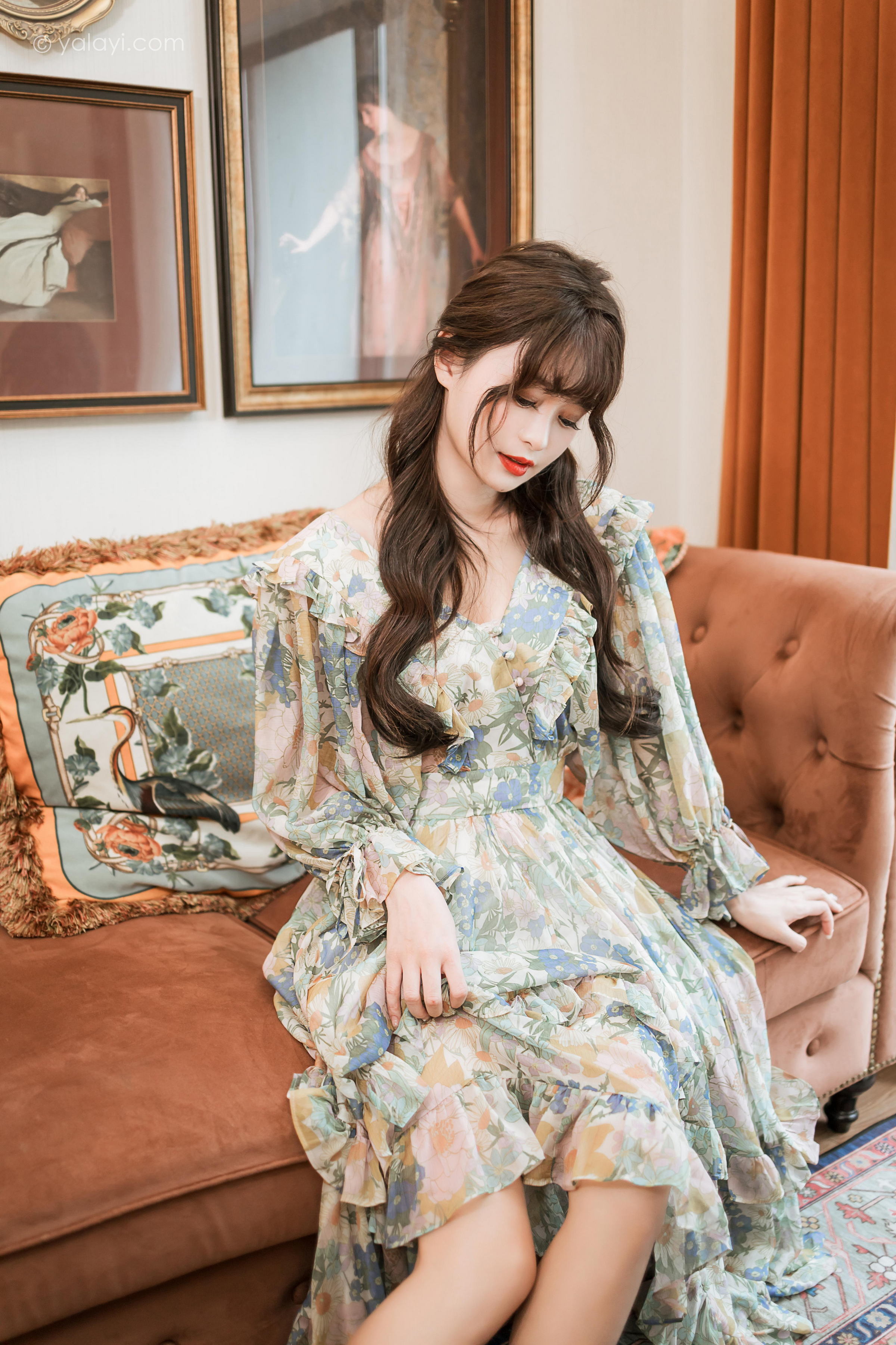 [YALAYI雅拉伊]2023.03.20 碎花裙少女 小亭 灰色碎花连衣裙居家清纯写真集第4张