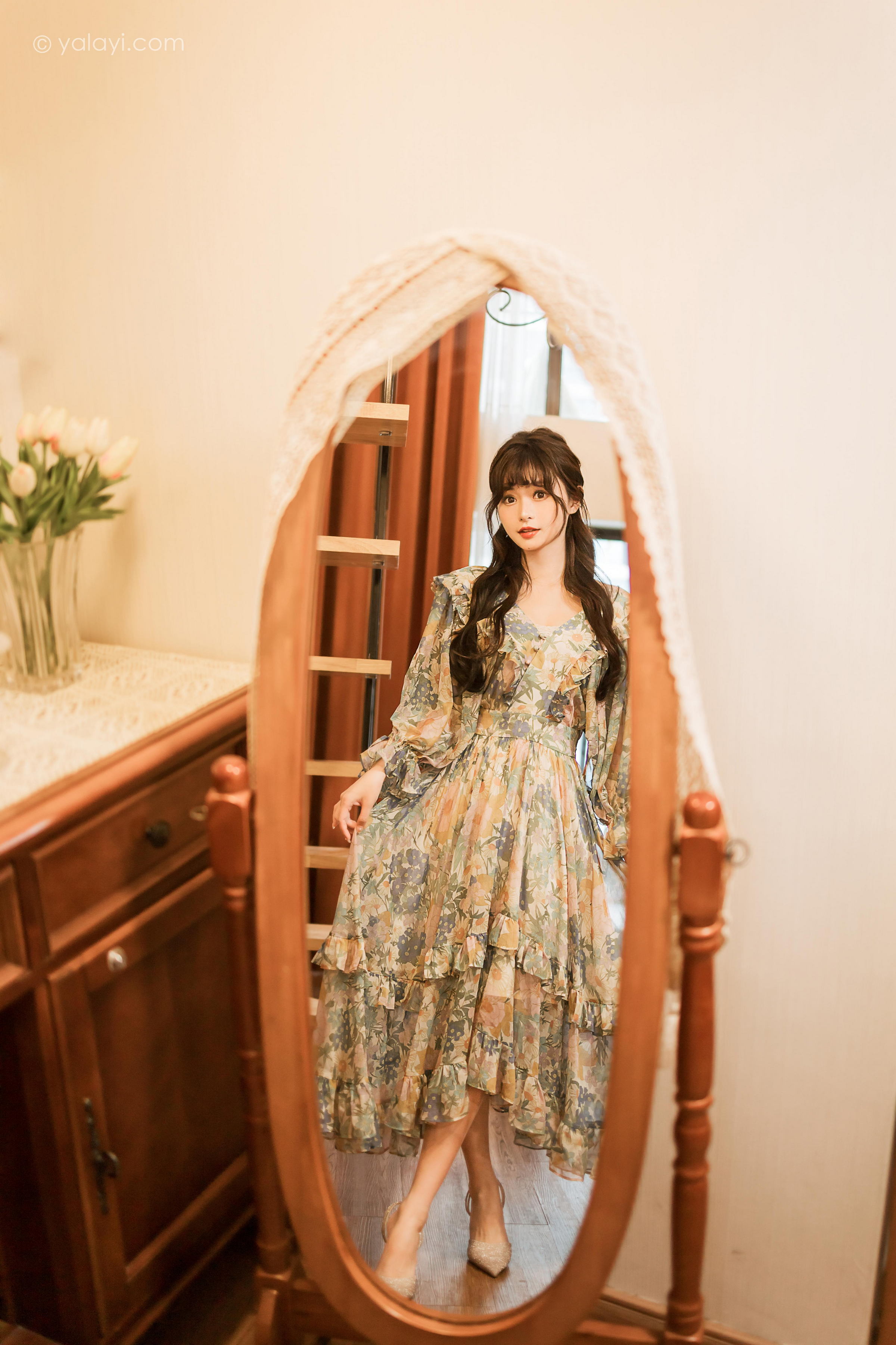 [YALAYI雅拉伊]2023.03.20 碎花裙少女 小亭 灰色碎花连衣裙居家清纯写真集第9张