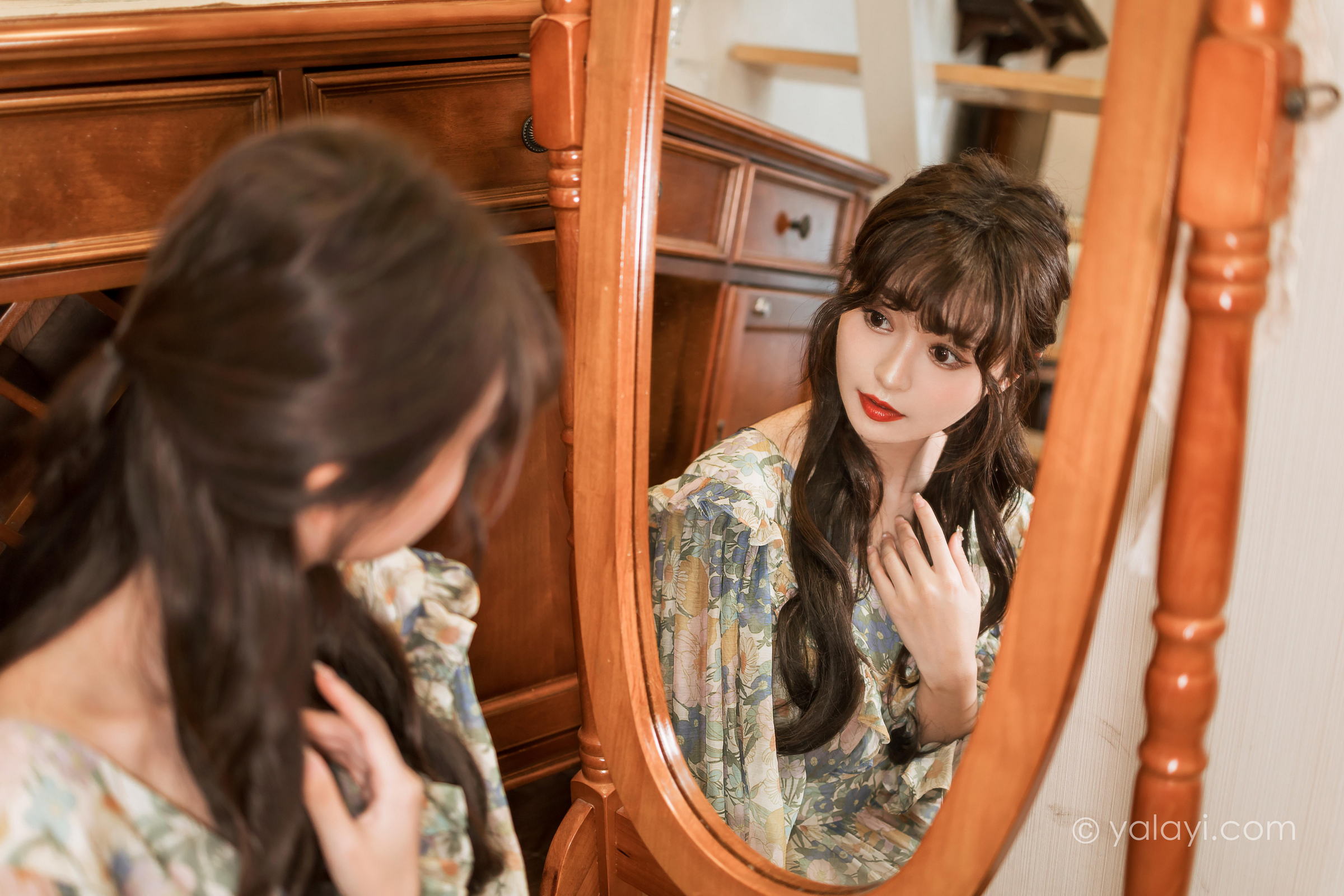 [YALAYI雅拉伊]2023.03.20 碎花裙少女 小亭 灰色碎花连衣裙居家清纯写真集第12张