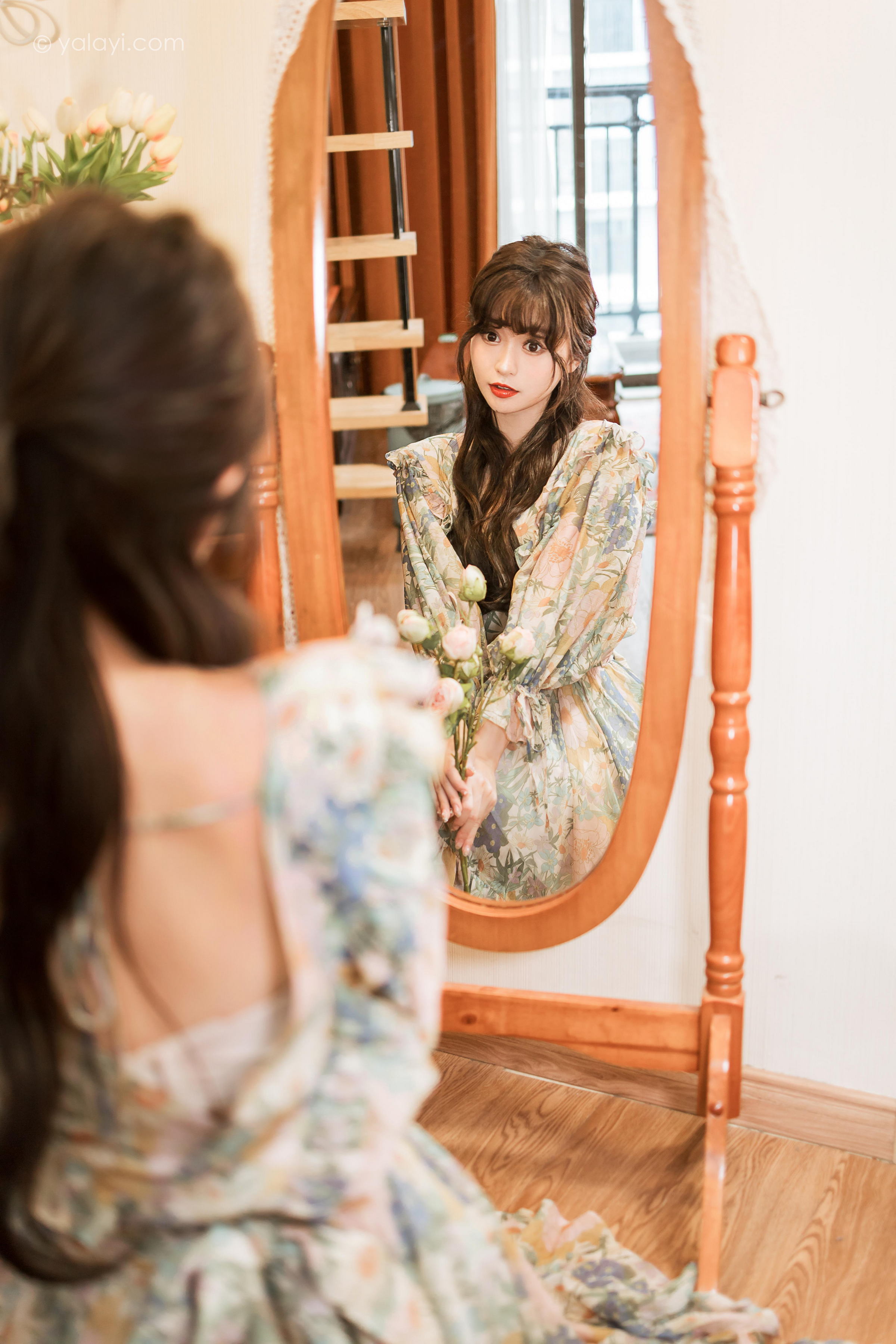 [YALAYI雅拉伊]2023.03.20 碎花裙少女 小亭 灰色碎花连衣裙居家清纯写真集第13张