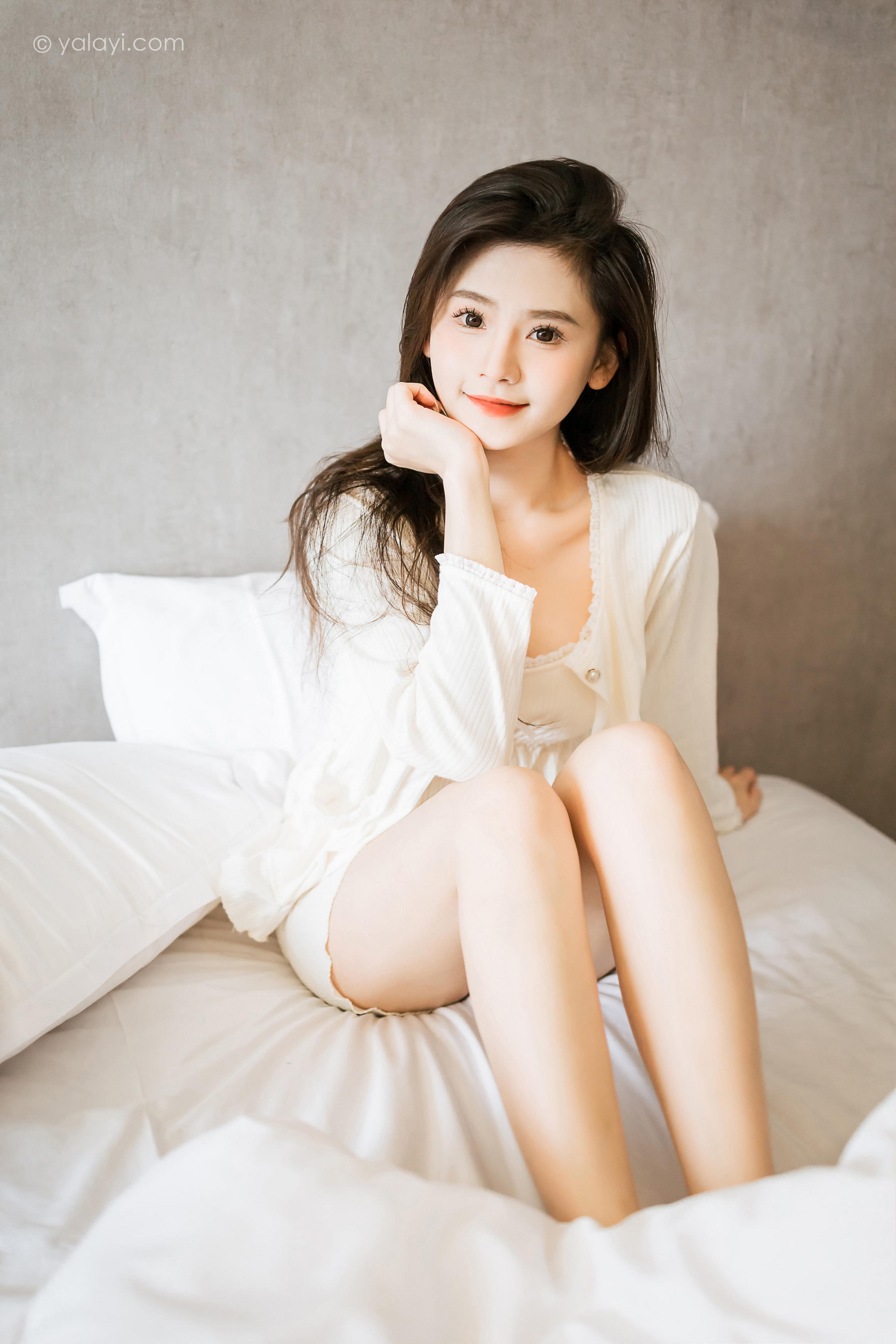 [YALAYI雅拉伊]2023.03.27 超甜小日常 若婷 白色衬衫与吊带背心加短裤清纯写真集第6张