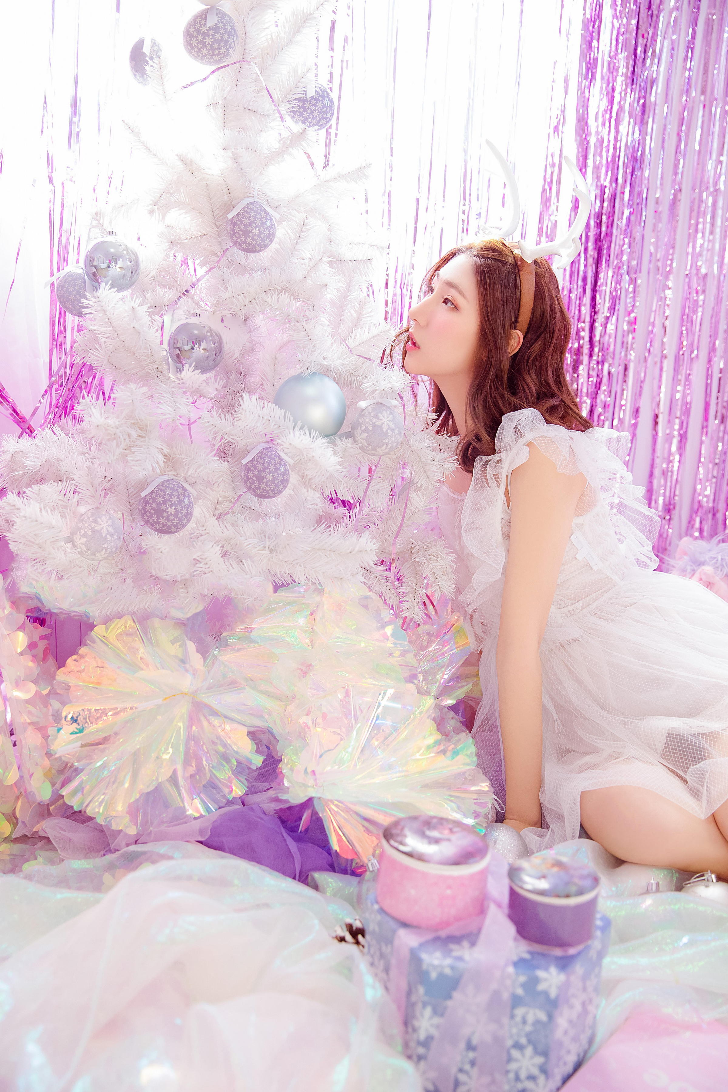 [YALAYI雅拉伊]2023.03.29 清新少女 白色抹胸连衣裙与透视制服裙性感私房写真集第7张