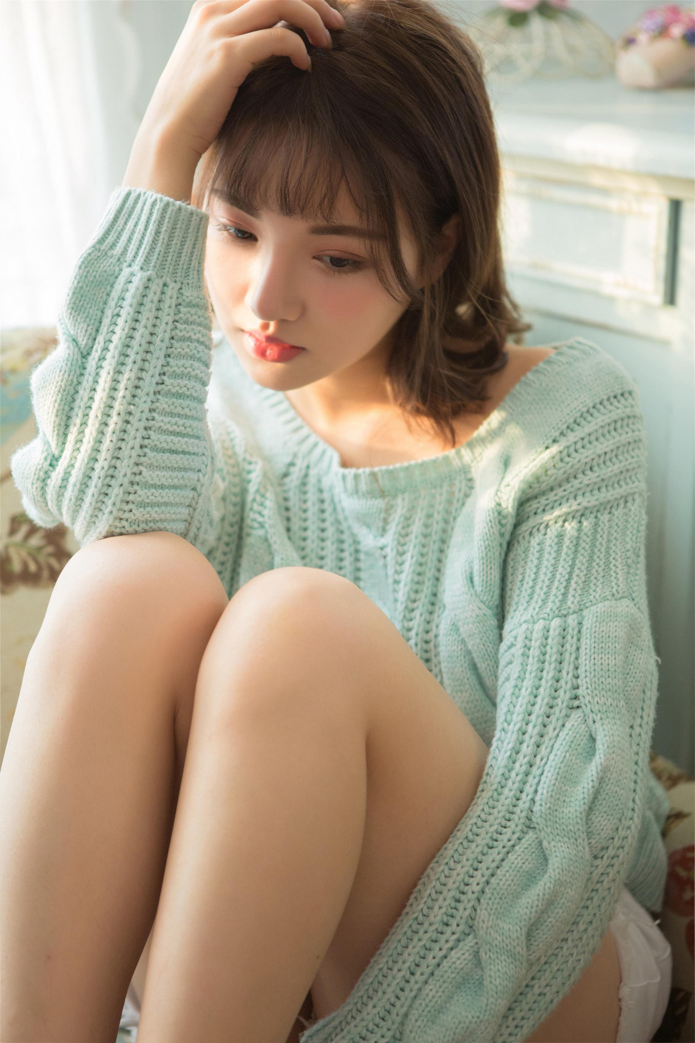 [YALAYI雅拉伊]2023.04.05 时光如沙 清纯少女镂空毛衣加白色短裤居家私房写真集第4张