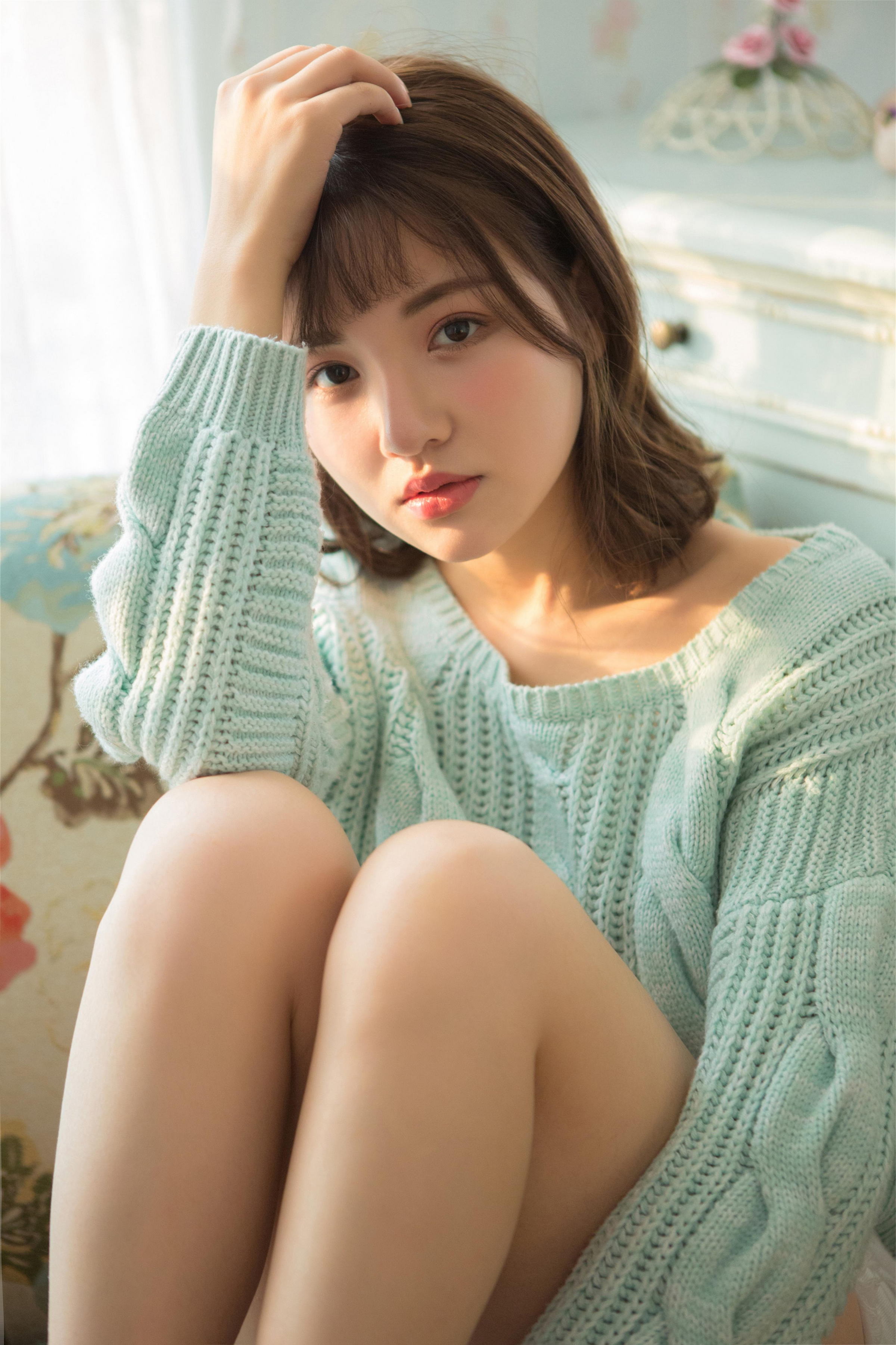 [YALAYI雅拉伊]2023.04.05 时光如沙 清纯少女镂空毛衣加白色短裤居家私房写真集第11张