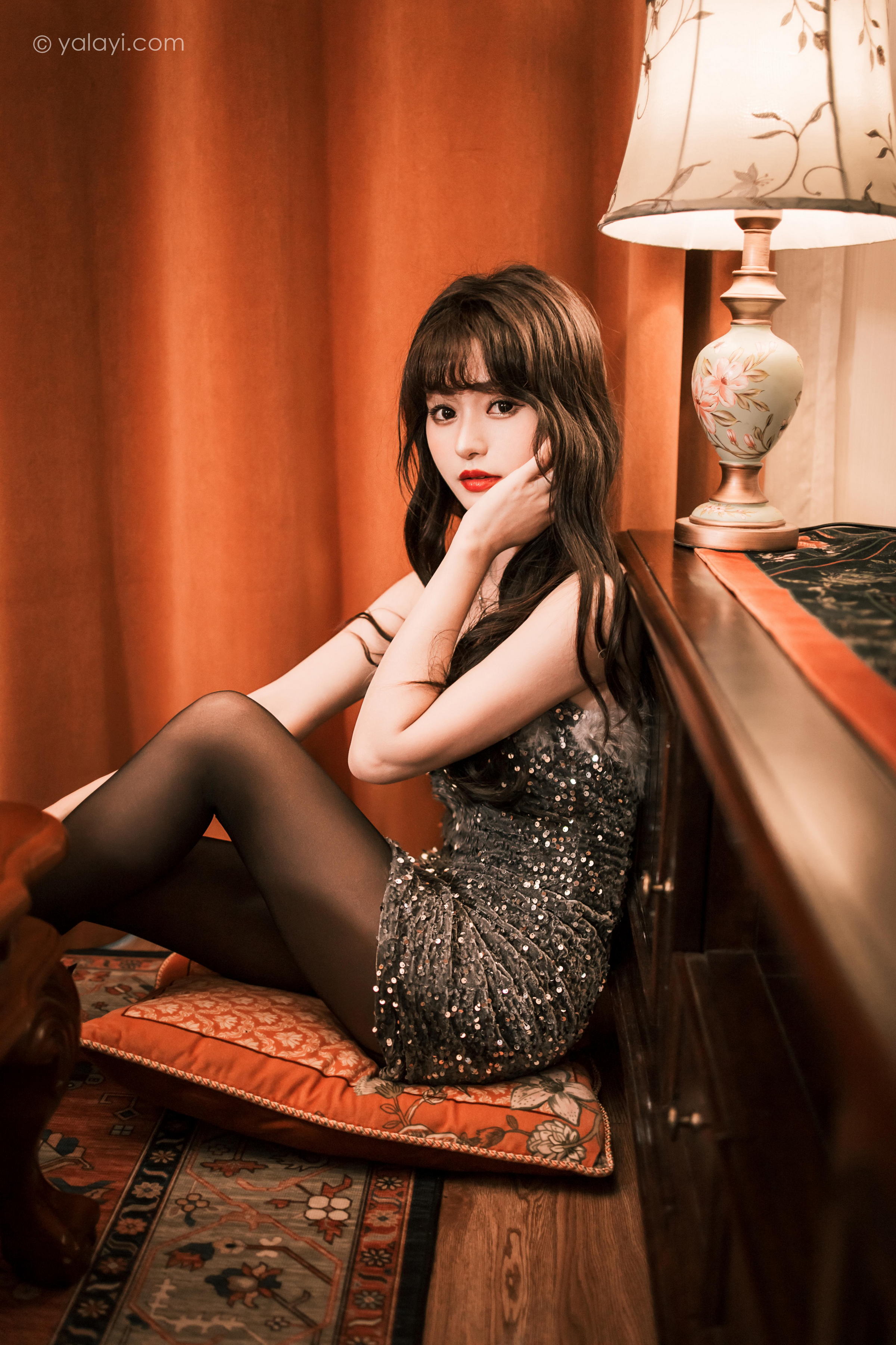 [YALAYI雅拉伊]2023.04.07 优雅的小黑裙 小亭 灰色抹胸礼服裙加黑丝美腿性感私房写真集第7张