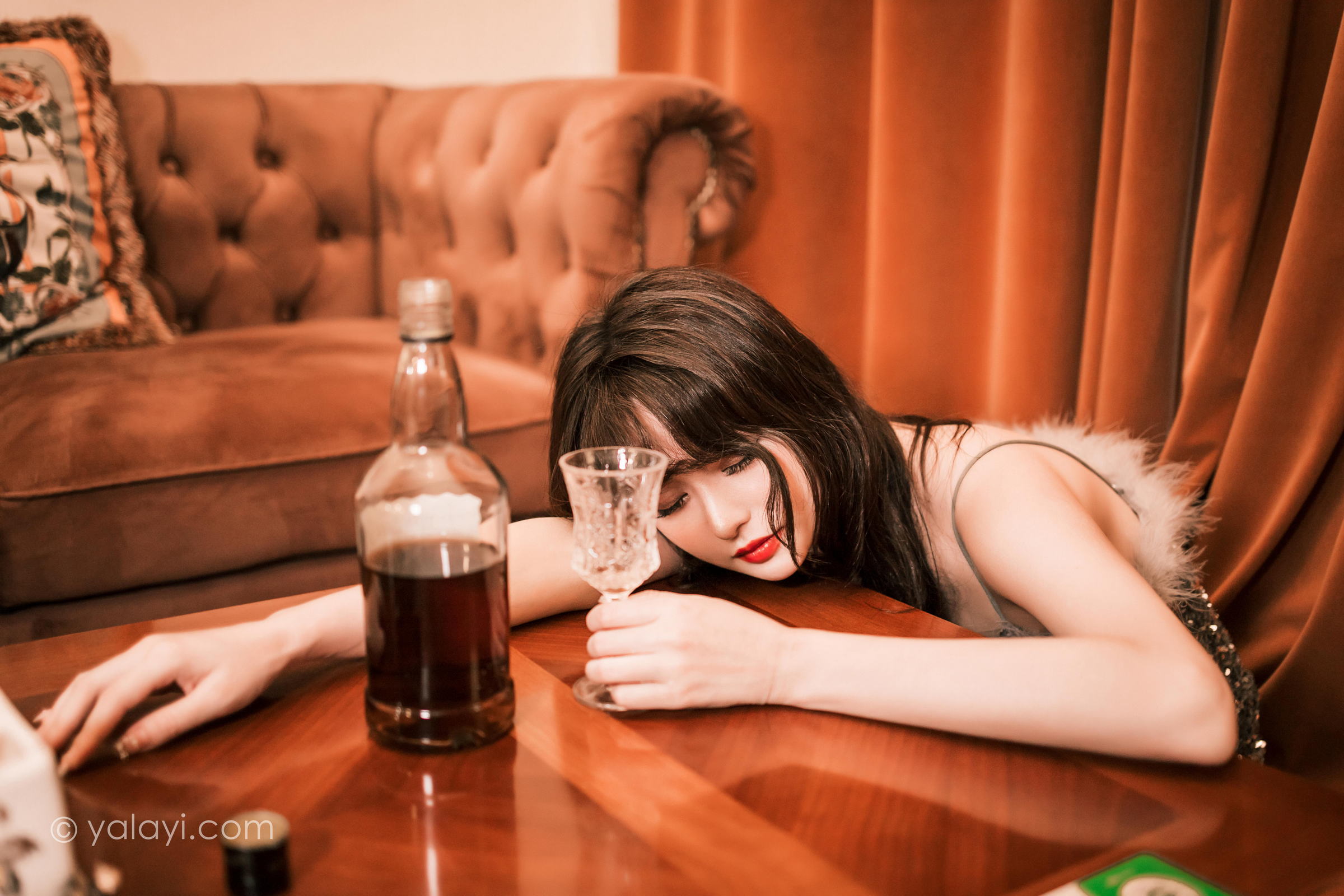 [YALAYI雅拉伊]2023.04.07 优雅的小黑裙 小亭 灰色抹胸礼服裙加黑丝美腿性感私房写真集第9张