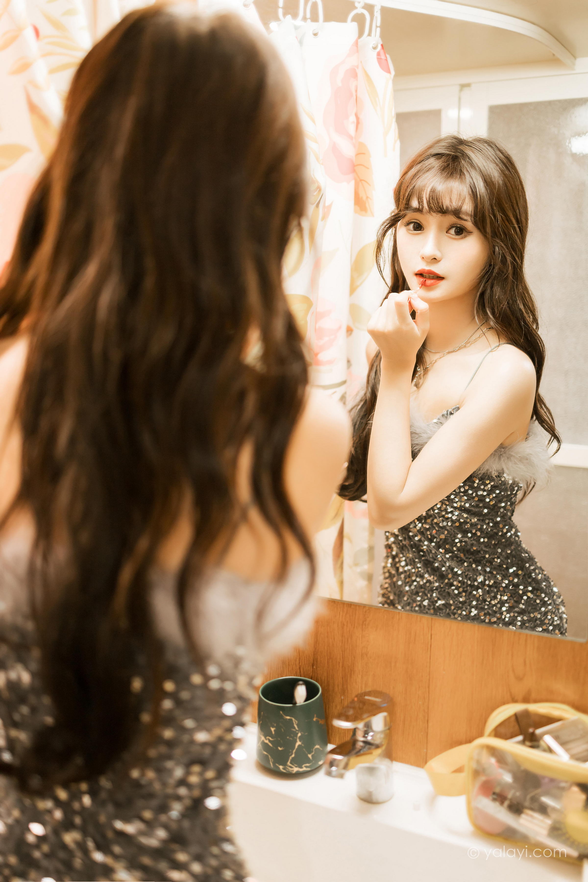 [YALAYI雅拉伊]2023.04.07 优雅的小黑裙 小亭 灰色抹胸礼服裙加黑丝美腿性感私房写真集第12张