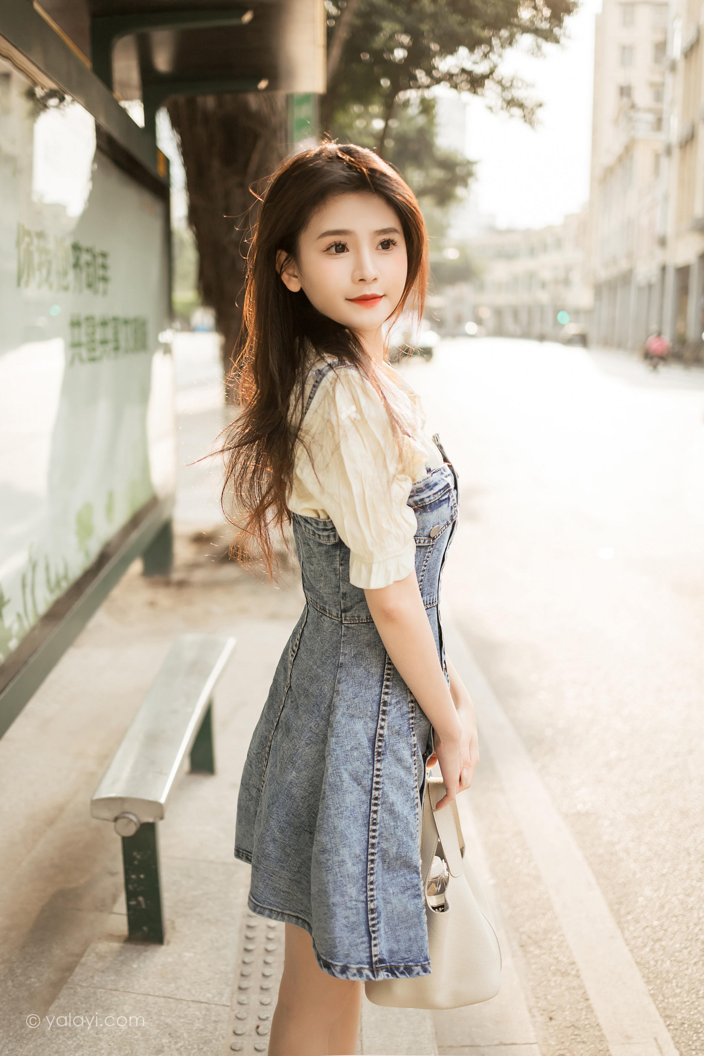 [YALAYI雅拉伊]2023.04.22 女神来我家 若婷 白色衬衫加灰色吊带牛仔裤清纯写真集第3张