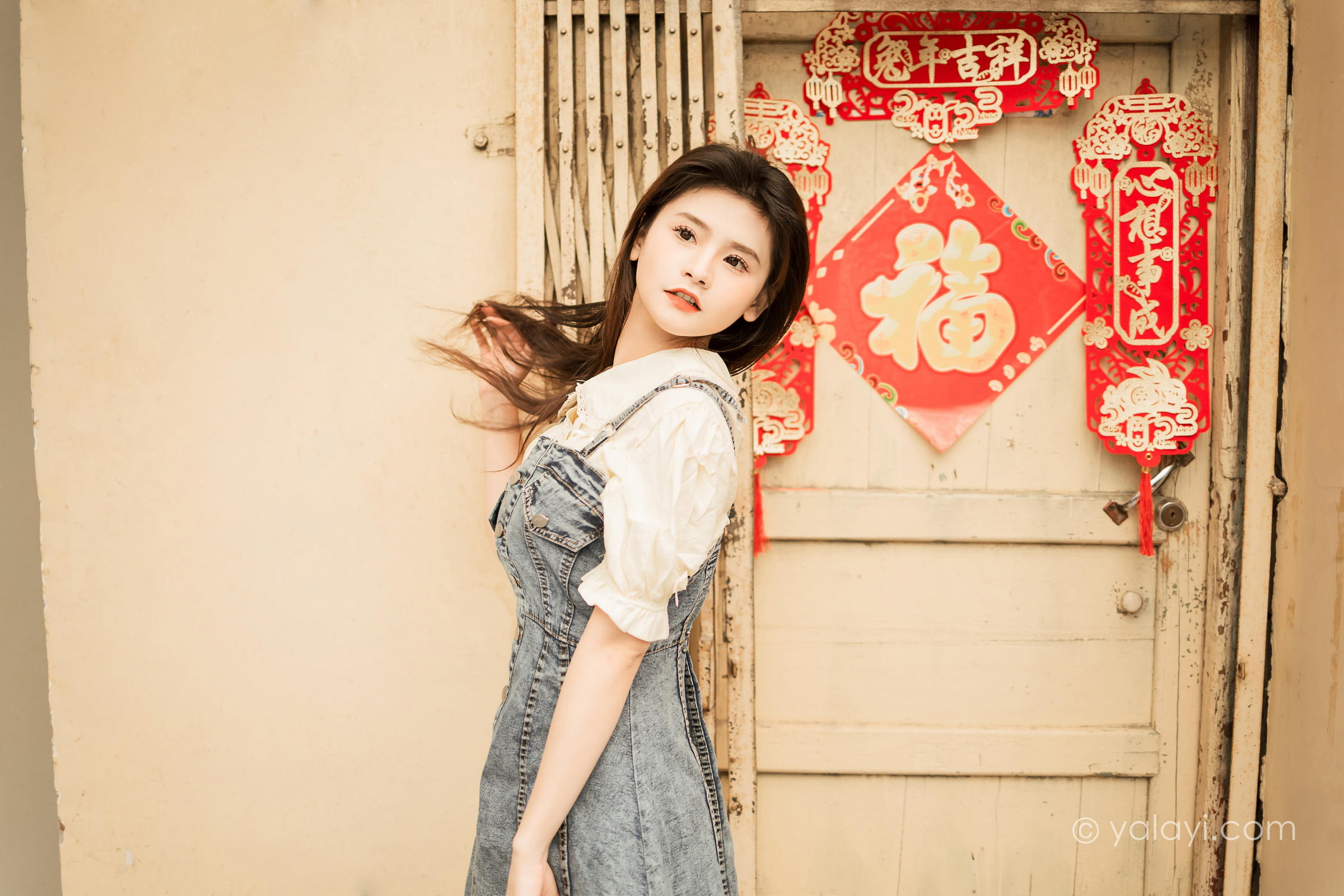 [YALAYI雅拉伊]2023.04.22 女神来我家 若婷 白色衬衫加灰色吊带牛仔裤清纯写真集第13张