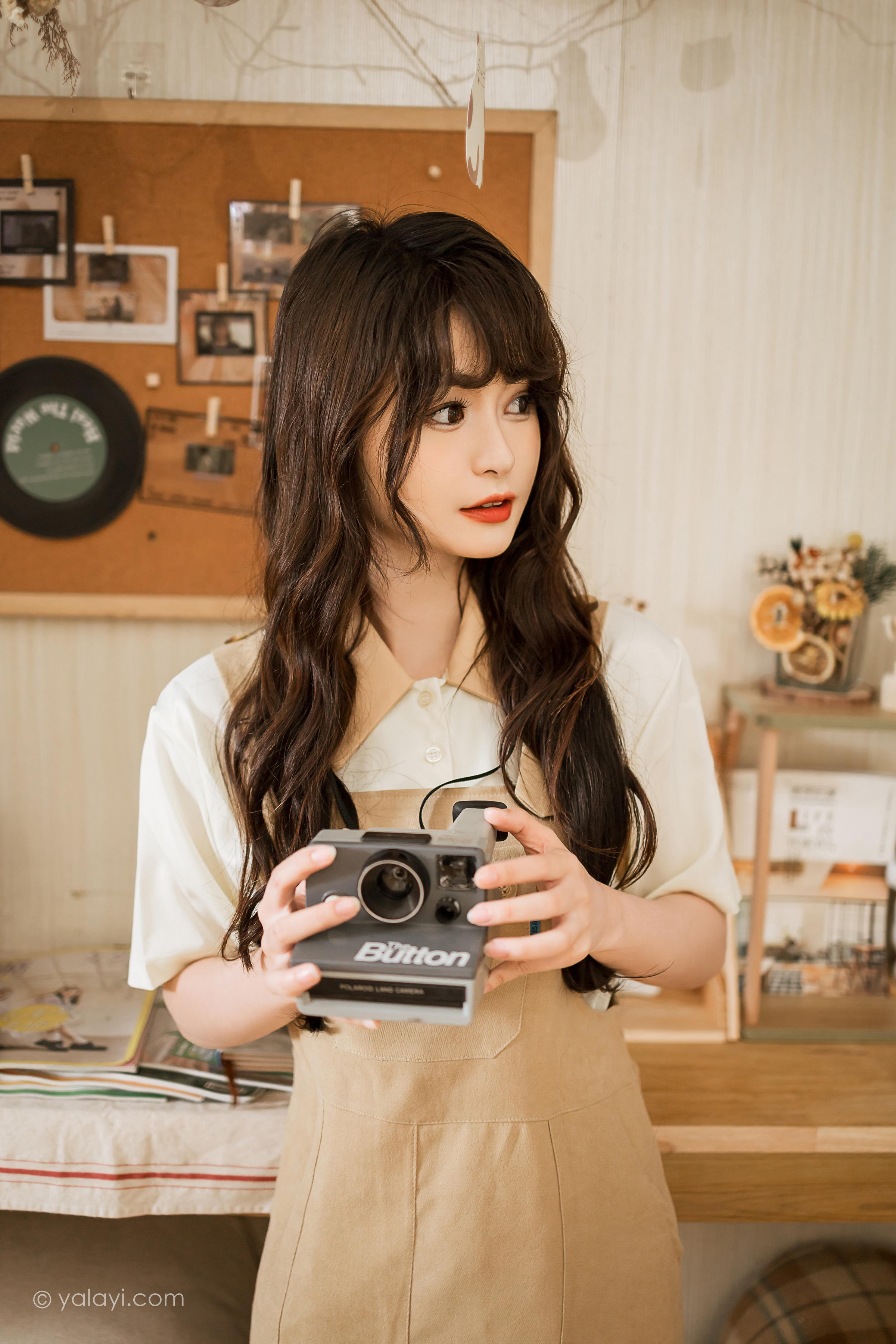 [YALAYI雅拉伊]2023.05.02 惬意的悠闲时光 小亭 白色衬衫与米色连衣裙居家清纯写真集第2张