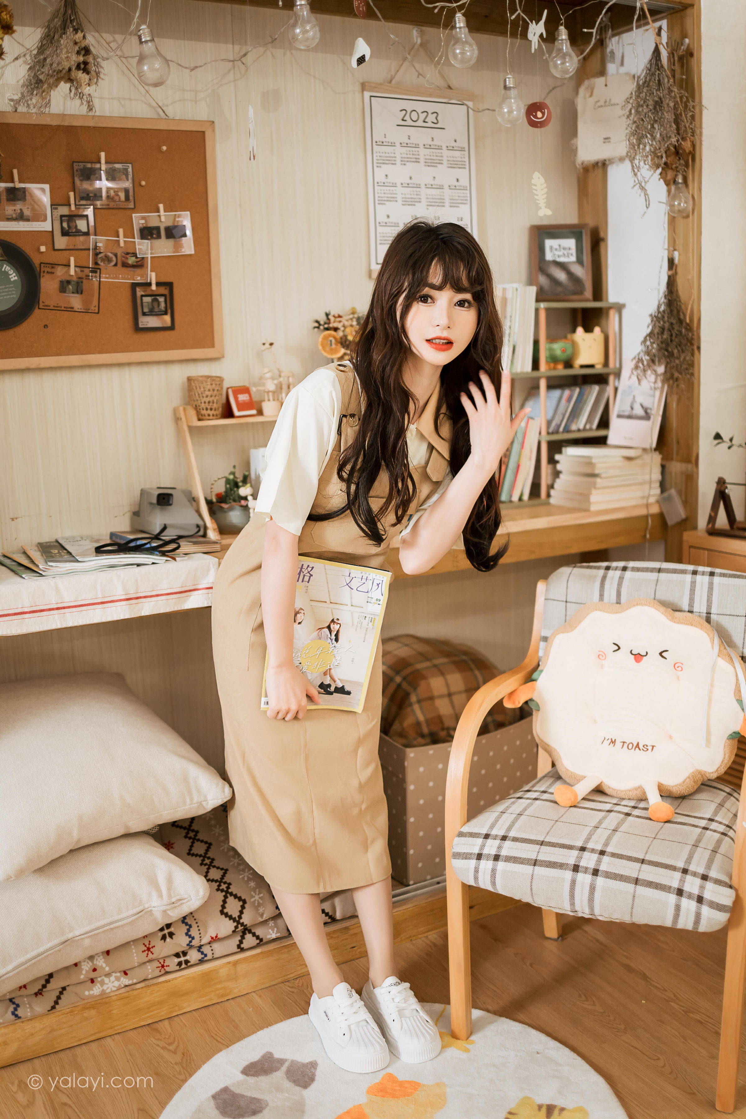 [YALAYI雅拉伊]2023.05.02 惬意的悠闲时光 小亭 白色衬衫与米色连衣裙居家清纯写真集第3张