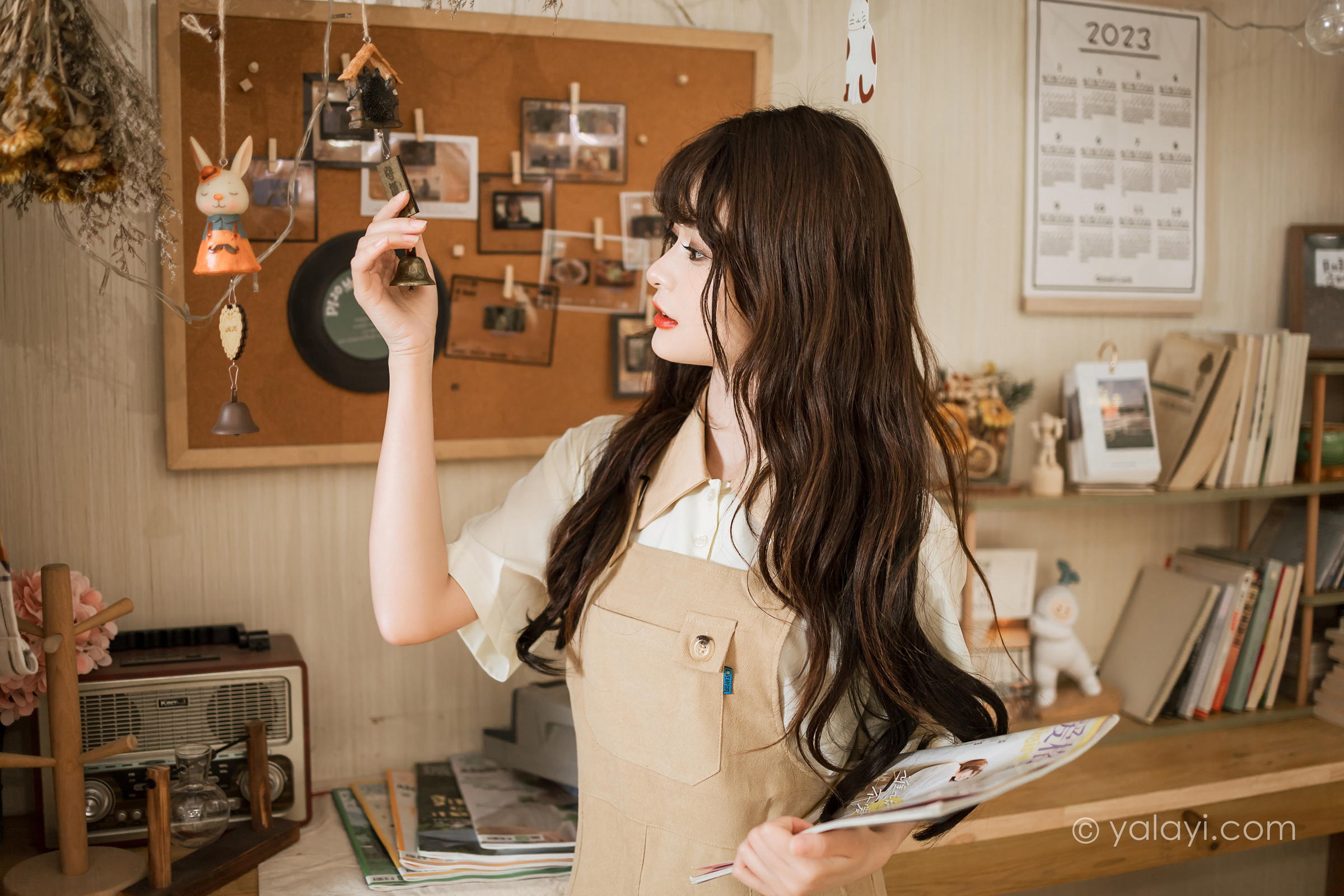 [YALAYI雅拉伊]2023.05.02 惬意的悠闲时光 小亭 白色衬衫与米色连衣裙居家清纯写真集第1张