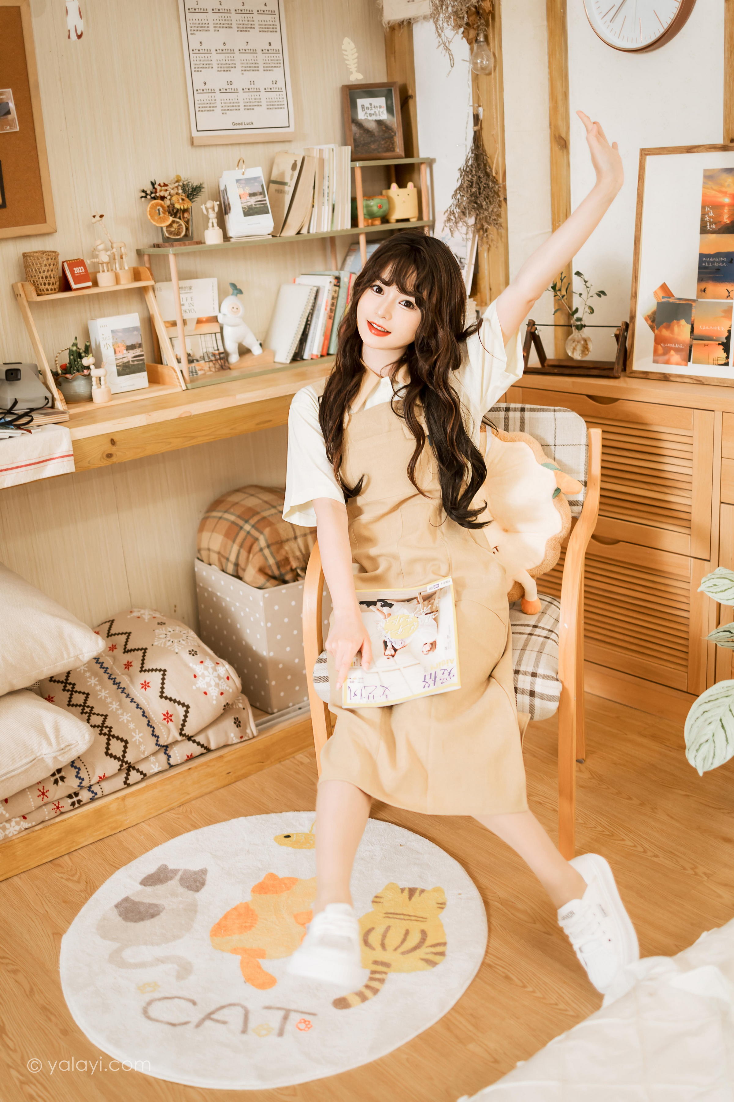 [YALAYI雅拉伊]2023.05.02 惬意的悠闲时光 小亭 白色衬衫与米色连衣裙居家清纯写真集第4张