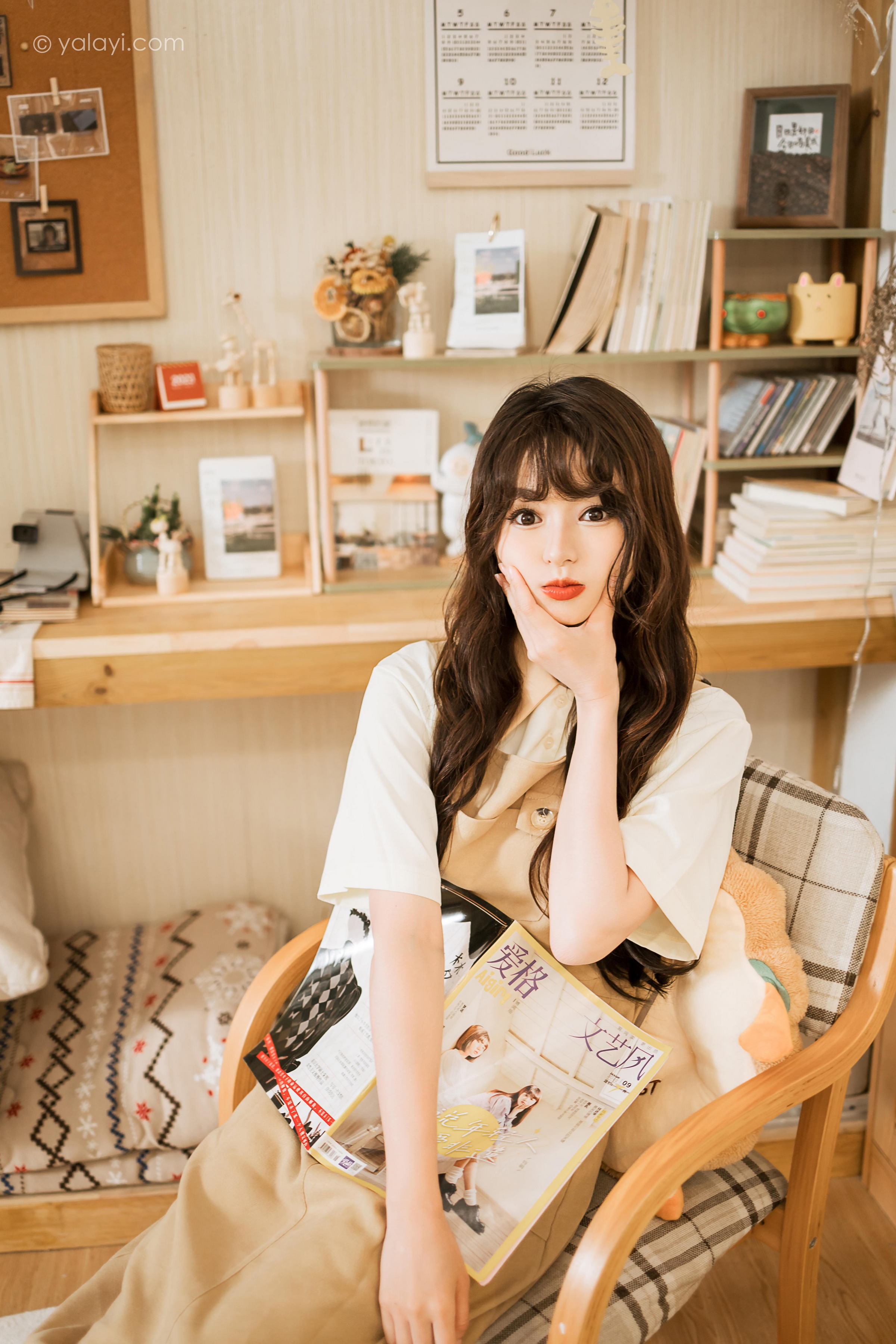 [YALAYI雅拉伊]2023.05.02 惬意的悠闲时光 小亭 白色衬衫与米色连衣裙居家清纯写真集第5张