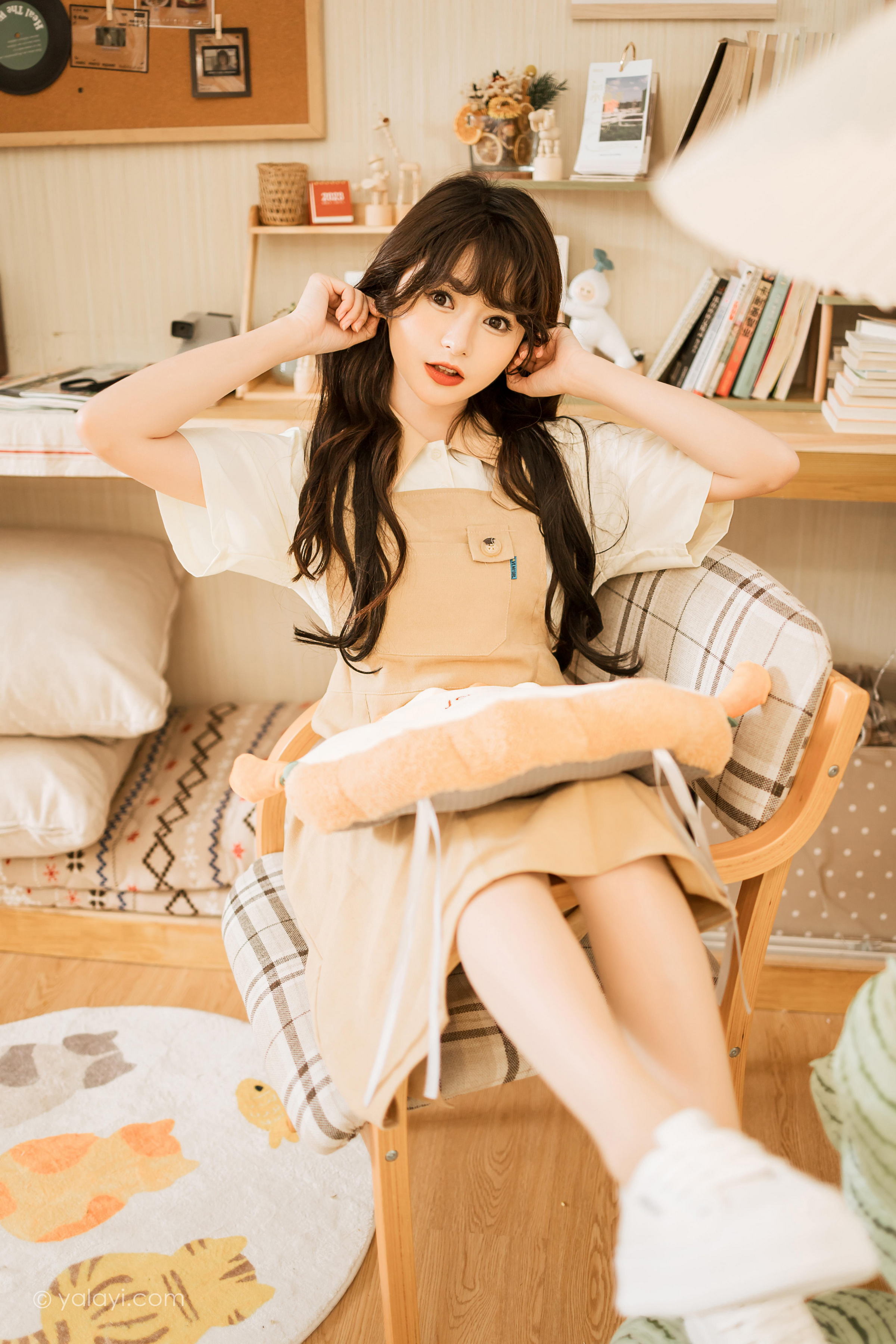 [YALAYI雅拉伊]2023.05.02 惬意的悠闲时光 小亭 白色衬衫与米色连衣裙居家清纯写真集第8张