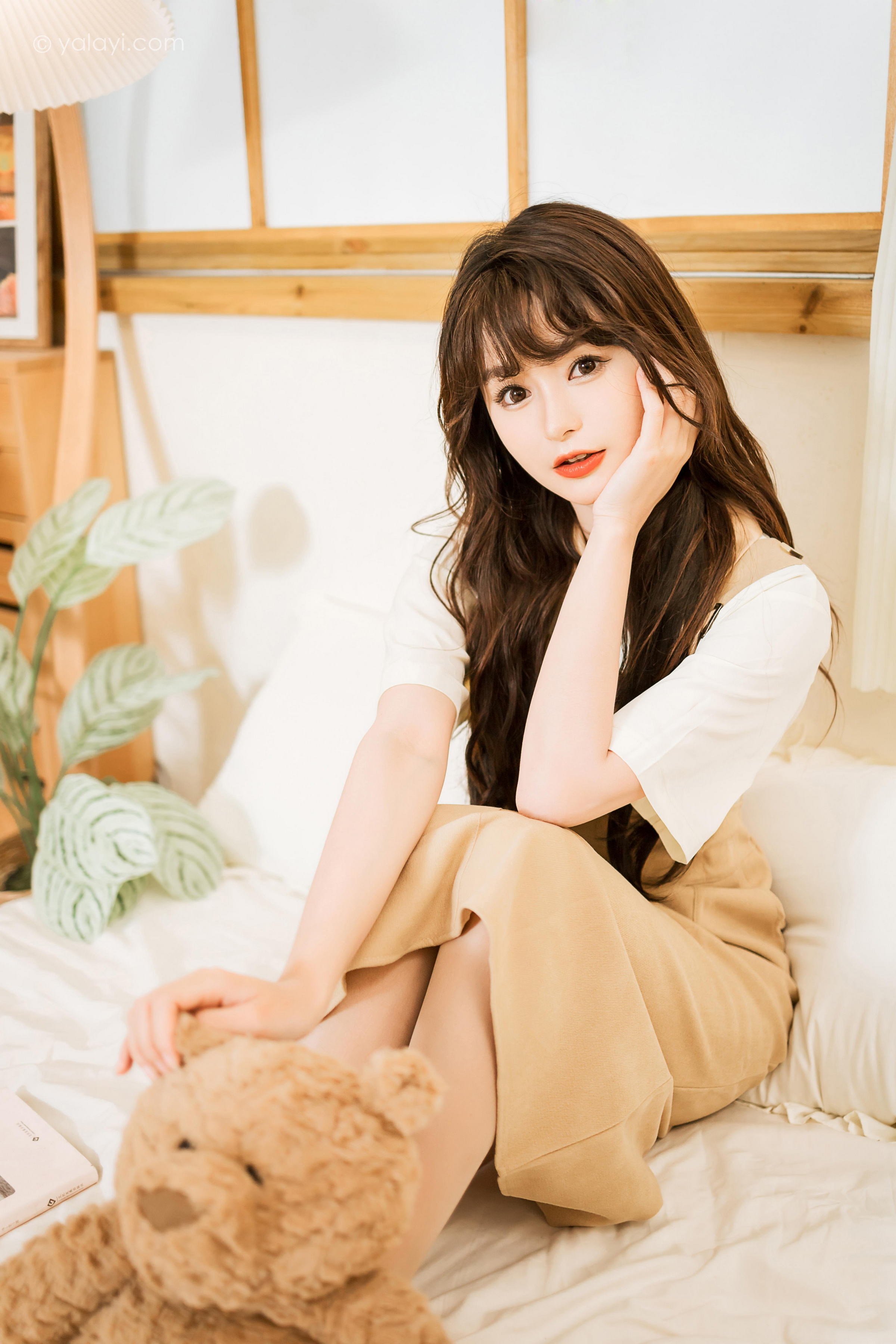 [YALAYI雅拉伊]2023.05.02 惬意的悠闲时光 小亭 白色衬衫与米色连衣裙居家清纯写真集第11张