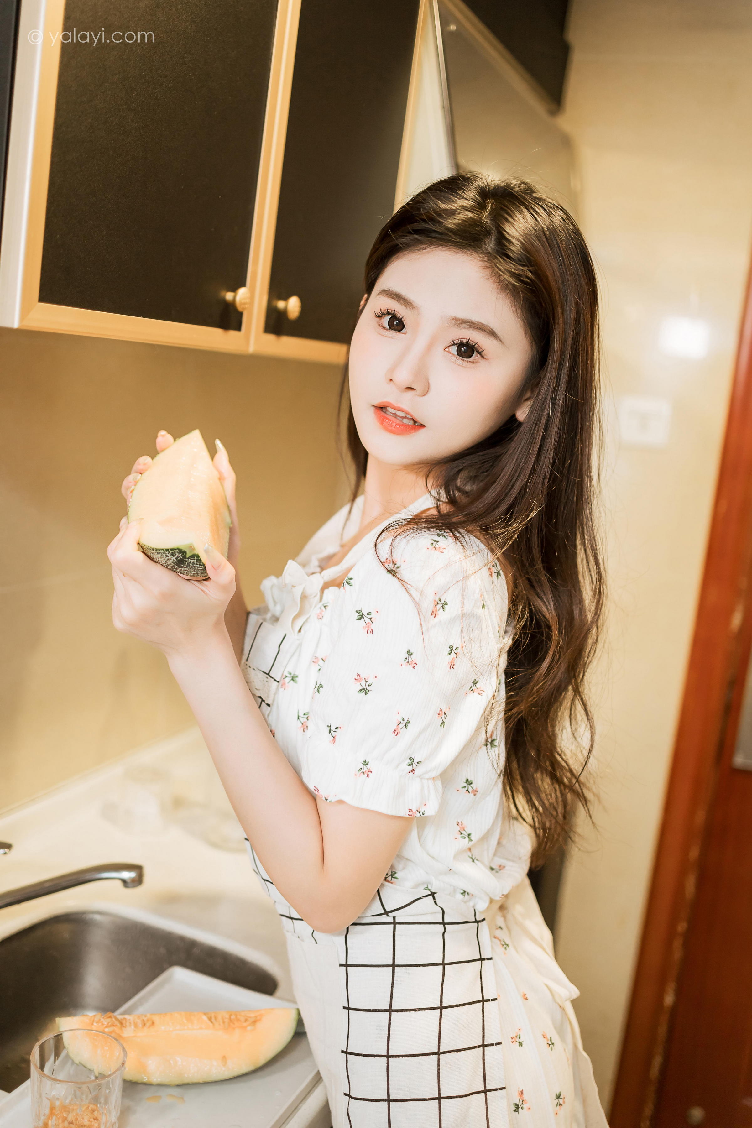 [YALAYI雅拉伊]2023.05.05 请你吃瓜 若婷 白色连衣裙加白色围裙性感私房写真集第3张