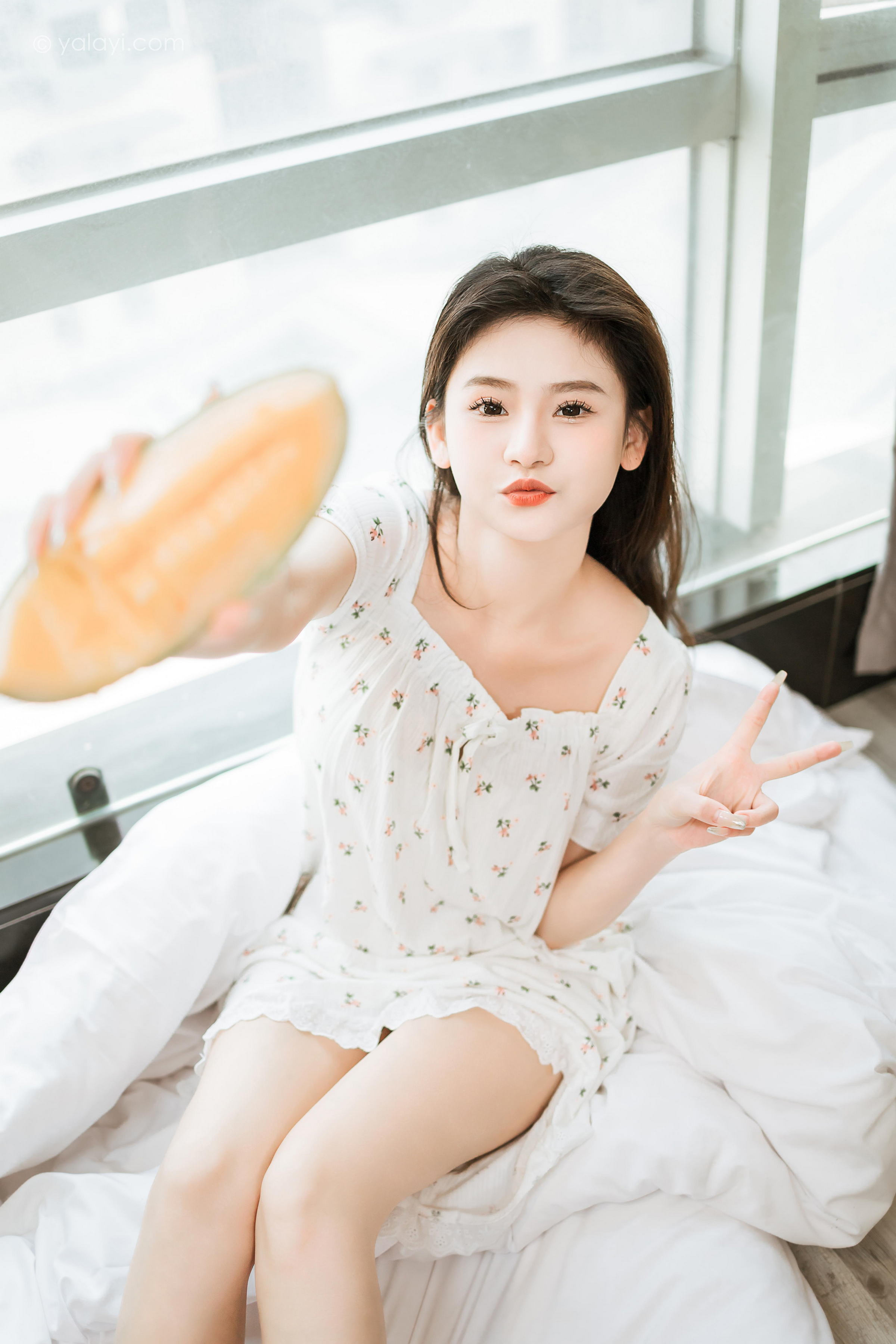 [YALAYI雅拉伊]2023.05.05 请你吃瓜 若婷 白色连衣裙加白色围裙性感私房写真集第11张