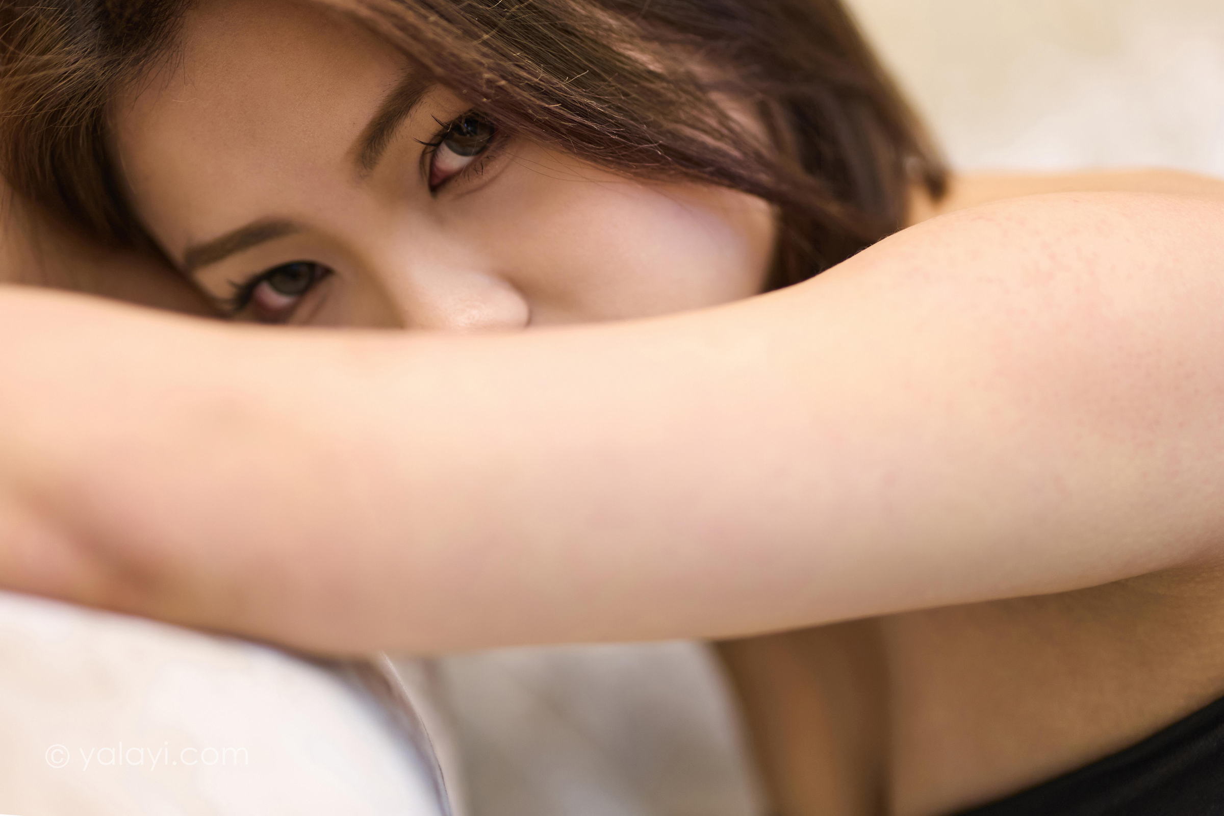 [YALAYI雅拉伊]2023.05.06 OL女郎 悦儿 黑色裹胸上衣加黑色短裙性感私房写真集第12张