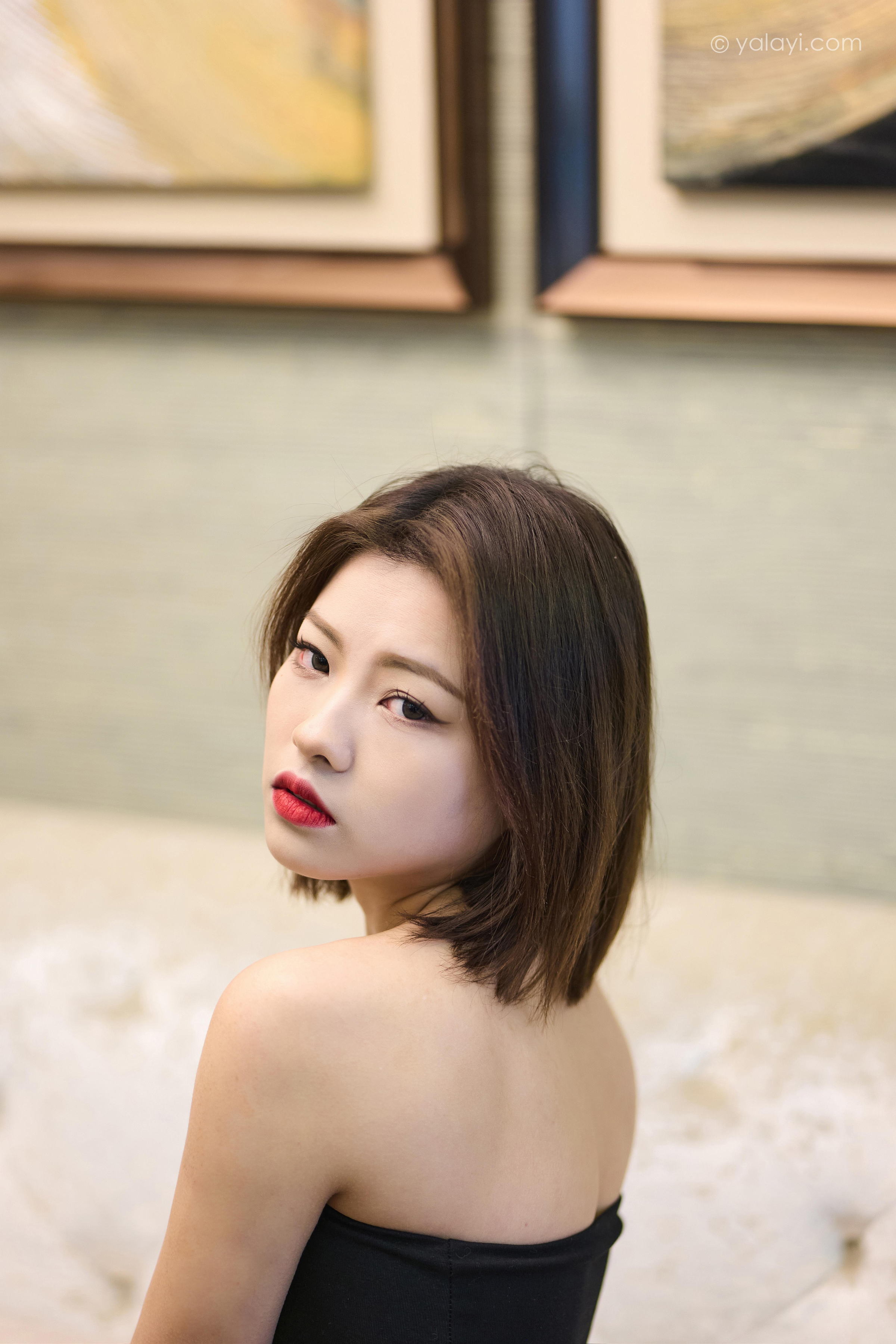 [YALAYI雅拉伊]2023.05.06 OL女郎 悦儿 黑色裹胸上衣加黑色短裙性感私房写真集第15张