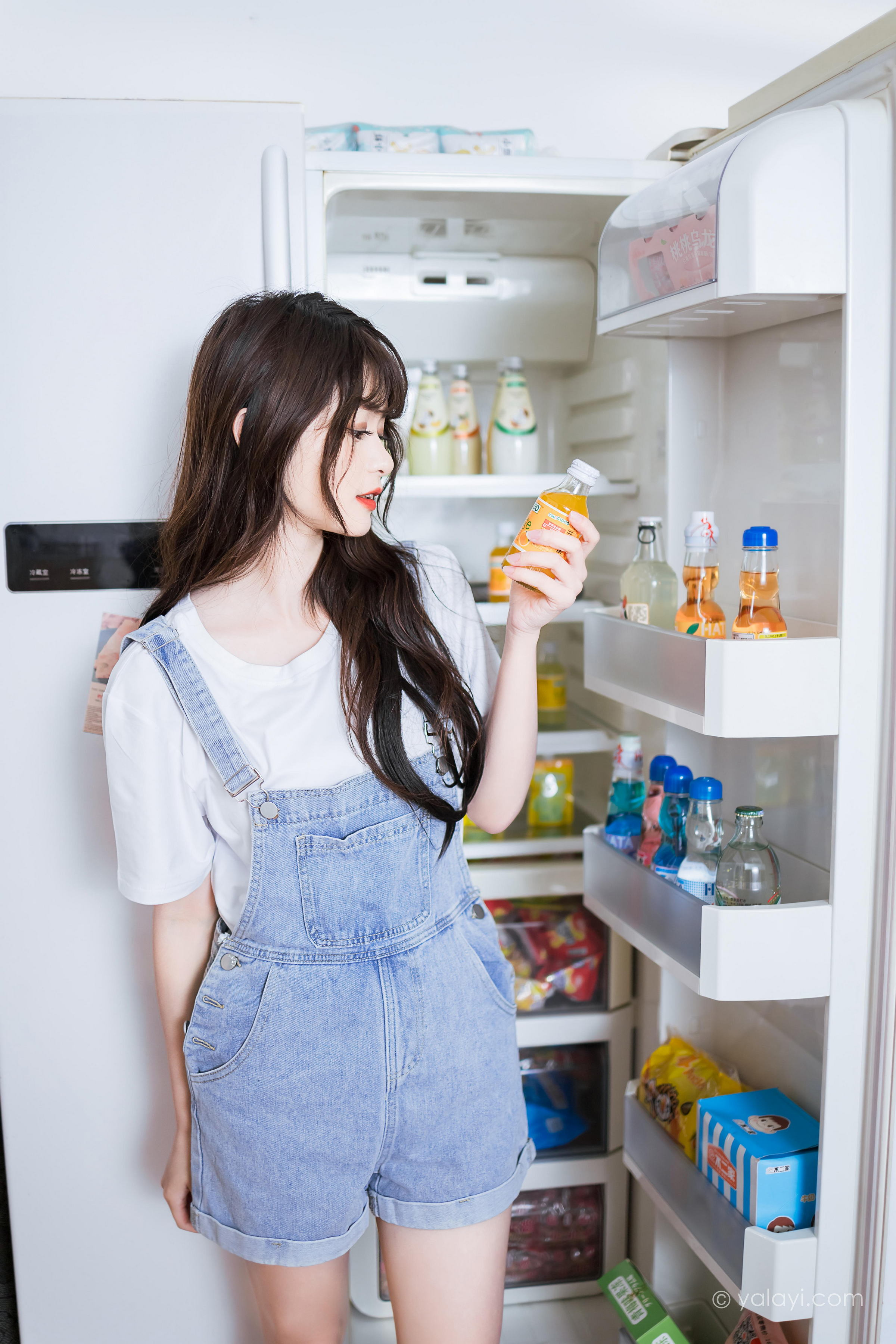 [YALAYI雅拉伊]2023.05.12 穿吊带牛仔裤的少女 小亭 白色短袖加牛仔短裤性感私房写真集第6张