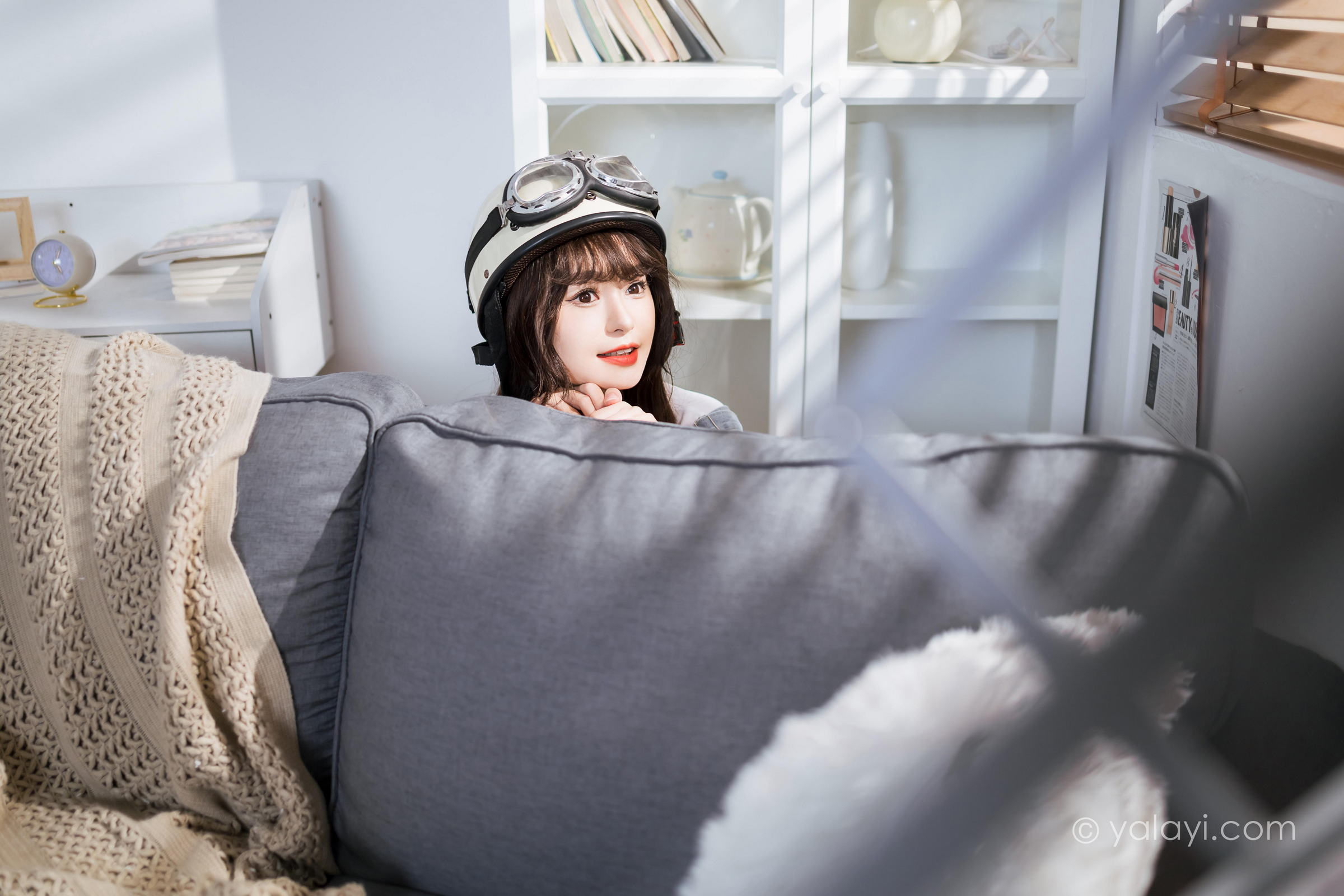 [YALAYI雅拉伊]2023.05.12 穿吊带牛仔裤的少女 小亭 白色短袖加牛仔短裤性感私房写真集第10张