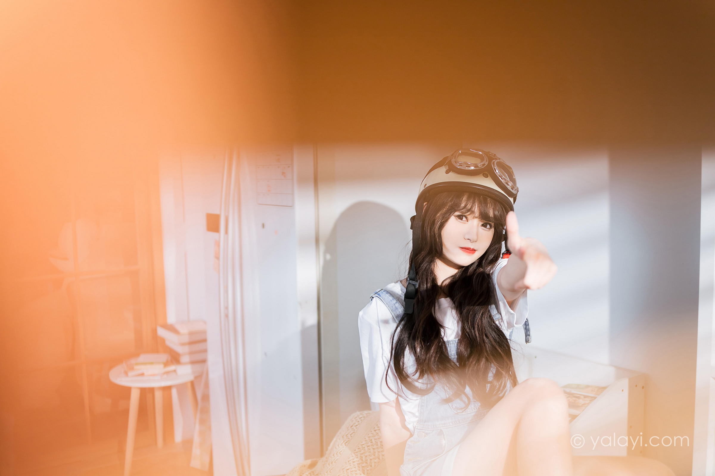 [YALAYI雅拉伊]2023.05.12 穿吊带牛仔裤的少女 小亭 白色短袖加牛仔短裤性感私房写真集第12张