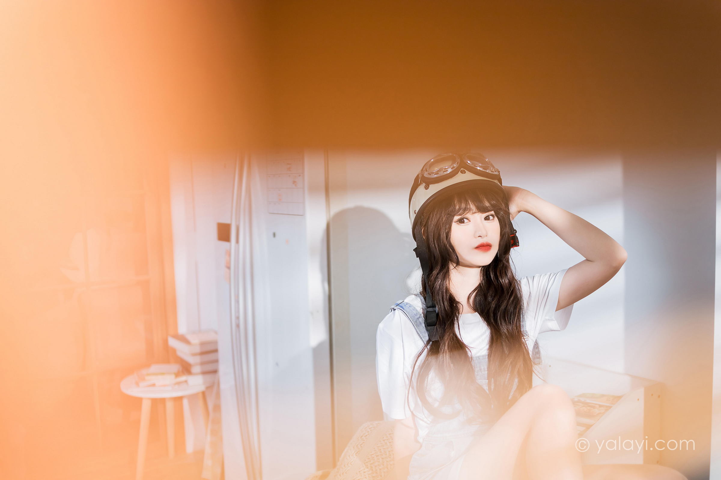 [YALAYI雅拉伊]2023.05.12 穿吊带牛仔裤的少女 小亭 白色短袖加牛仔短裤性感私房写真集第13张