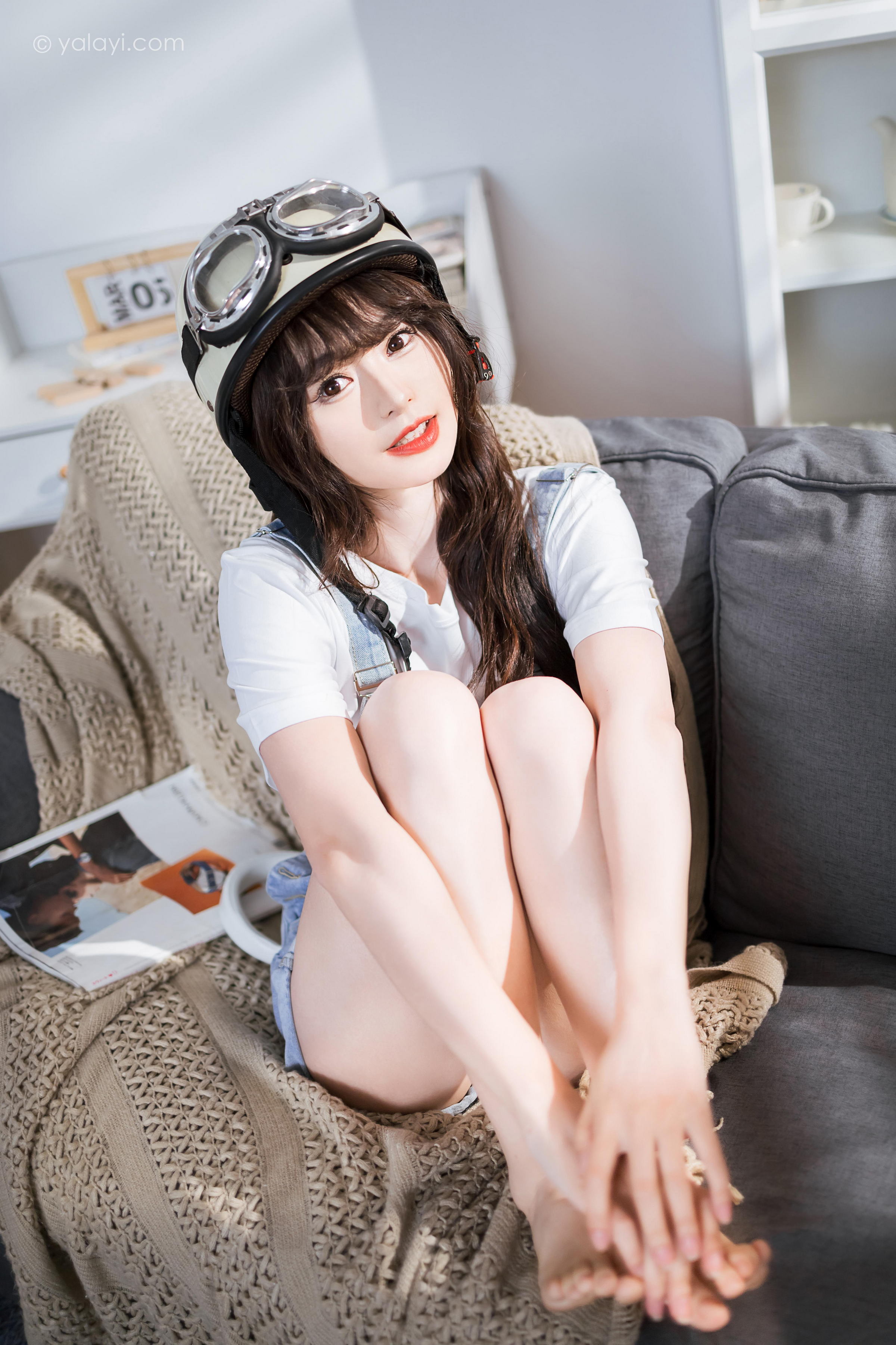 [YALAYI雅拉伊]2023.05.12 穿吊带牛仔裤的少女 小亭 白色短袖加牛仔短裤性感私房写真集第14张