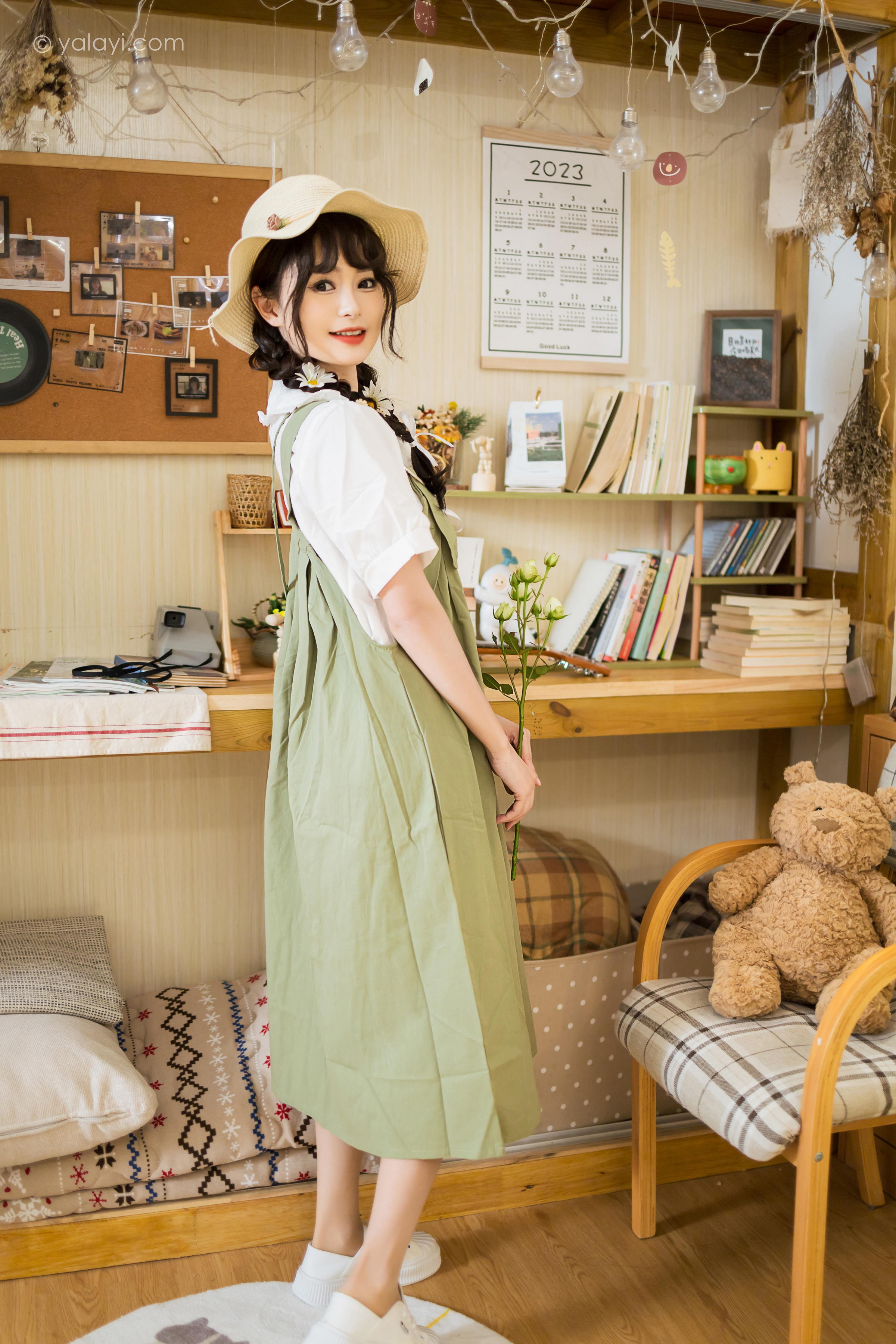 [YALAYI雅拉伊]2023.05.15 世间的温柔 小亭 白色小衬衫加背带加衣裙复古清纯写真集第2张
