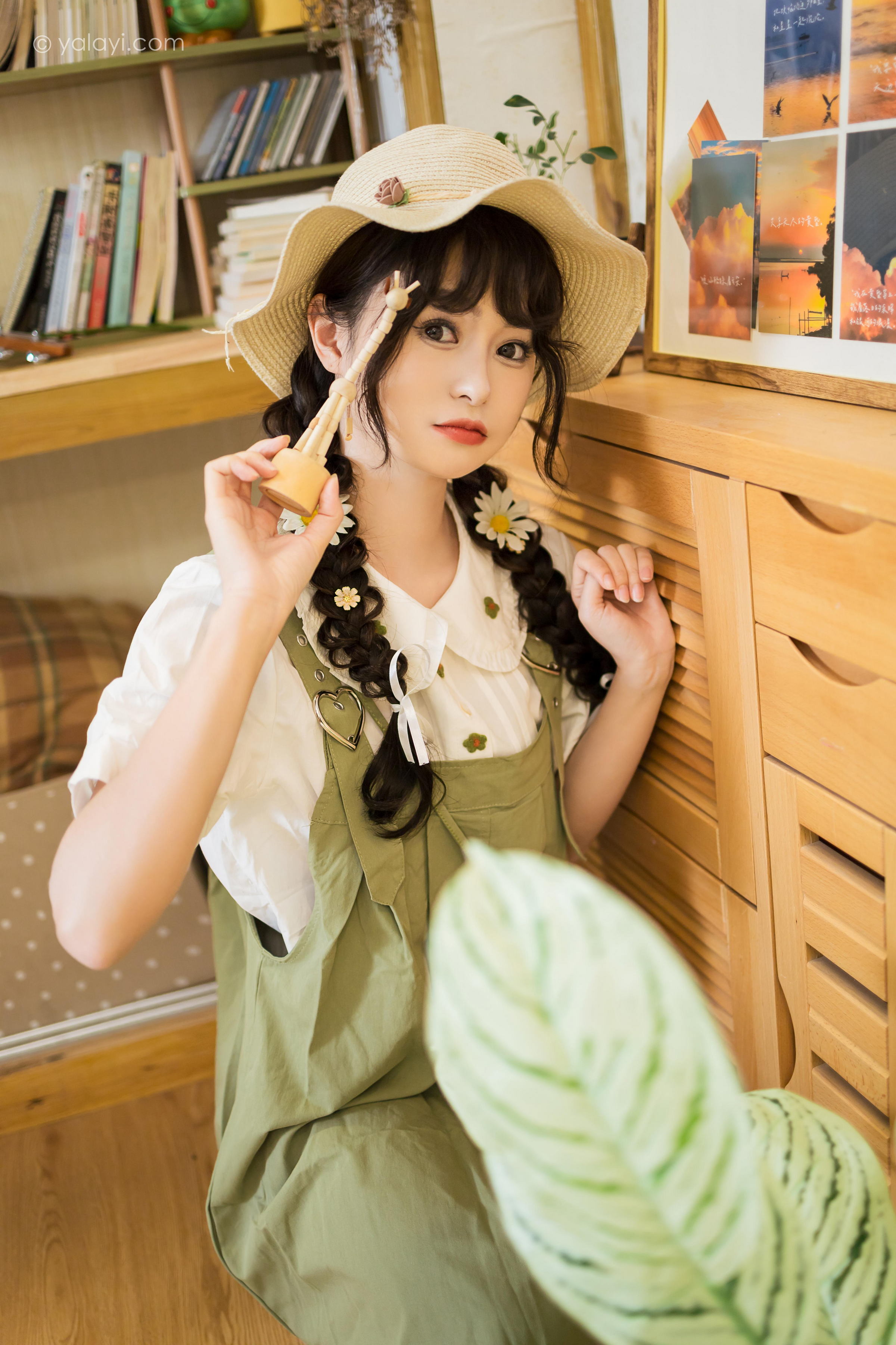 [YALAYI雅拉伊]2023.05.15 世间的温柔 小亭 白色小衬衫加背带加衣裙复古清纯写真集第4张