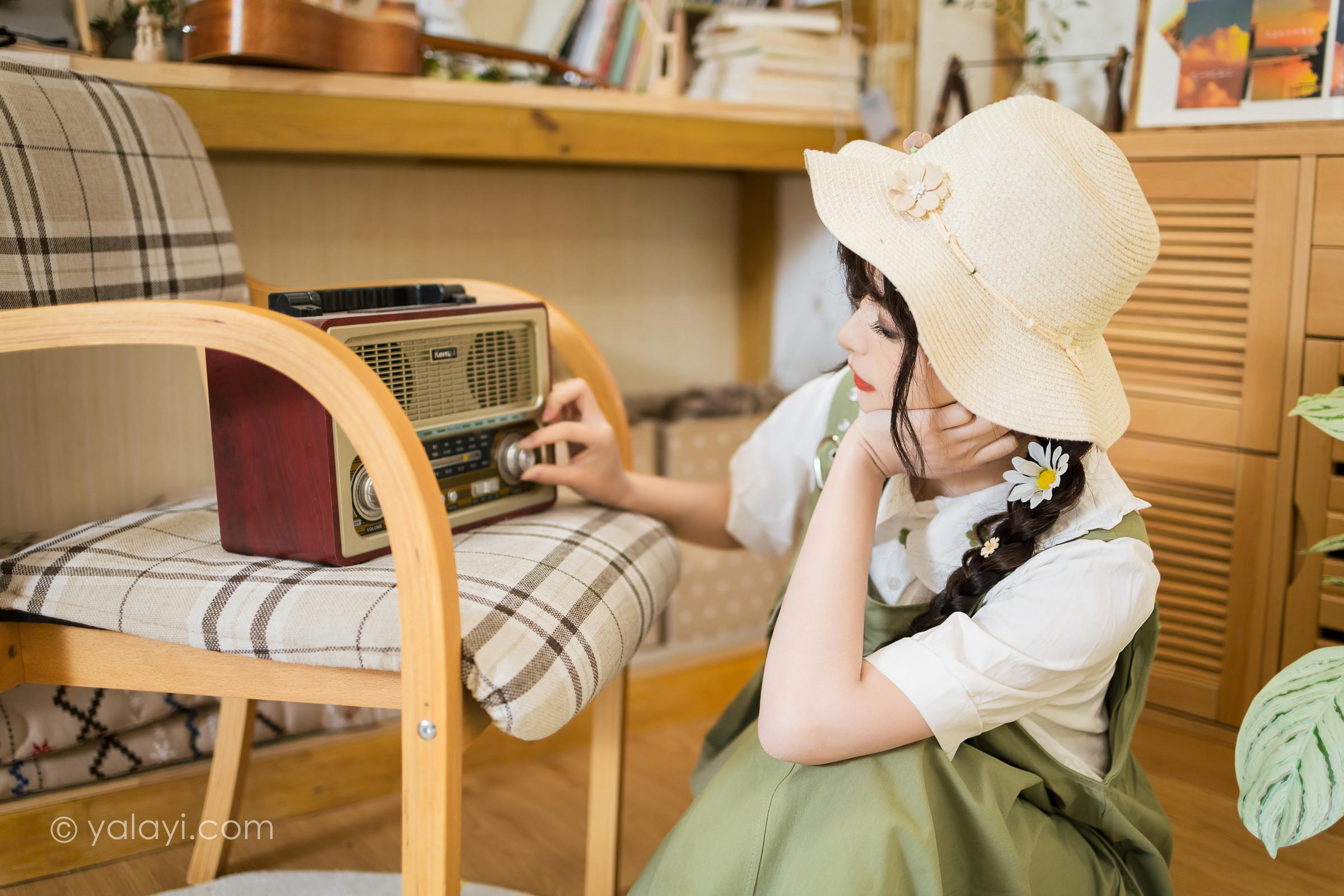 [YALAYI雅拉伊]2023.05.15 世间的温柔 小亭 白色小衬衫加背带加衣裙复古清纯写真集第12张