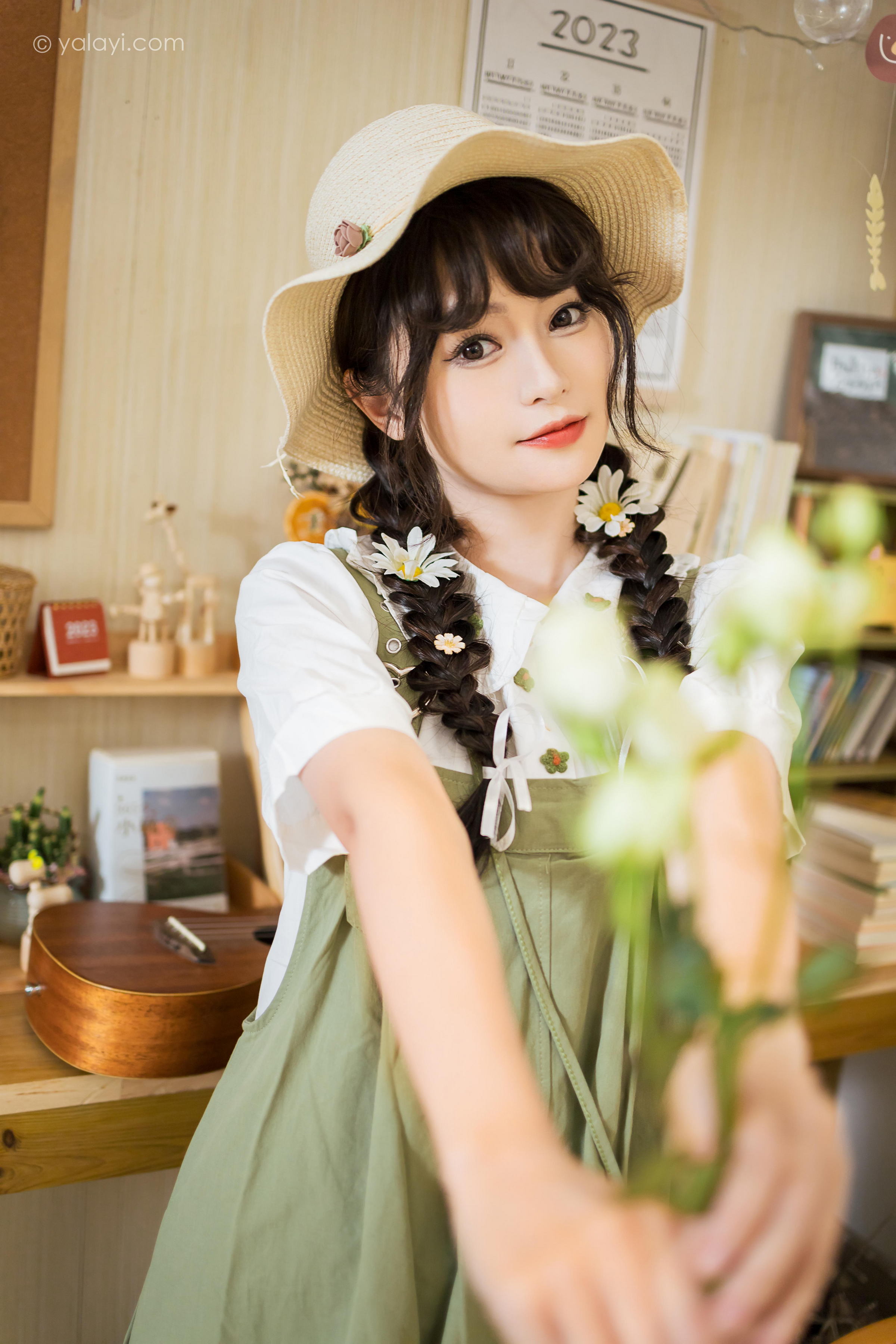 [YALAYI雅拉伊]2023.05.15 世间的温柔 小亭 白色小衬衫加背带加衣裙复古清纯写真集第13张