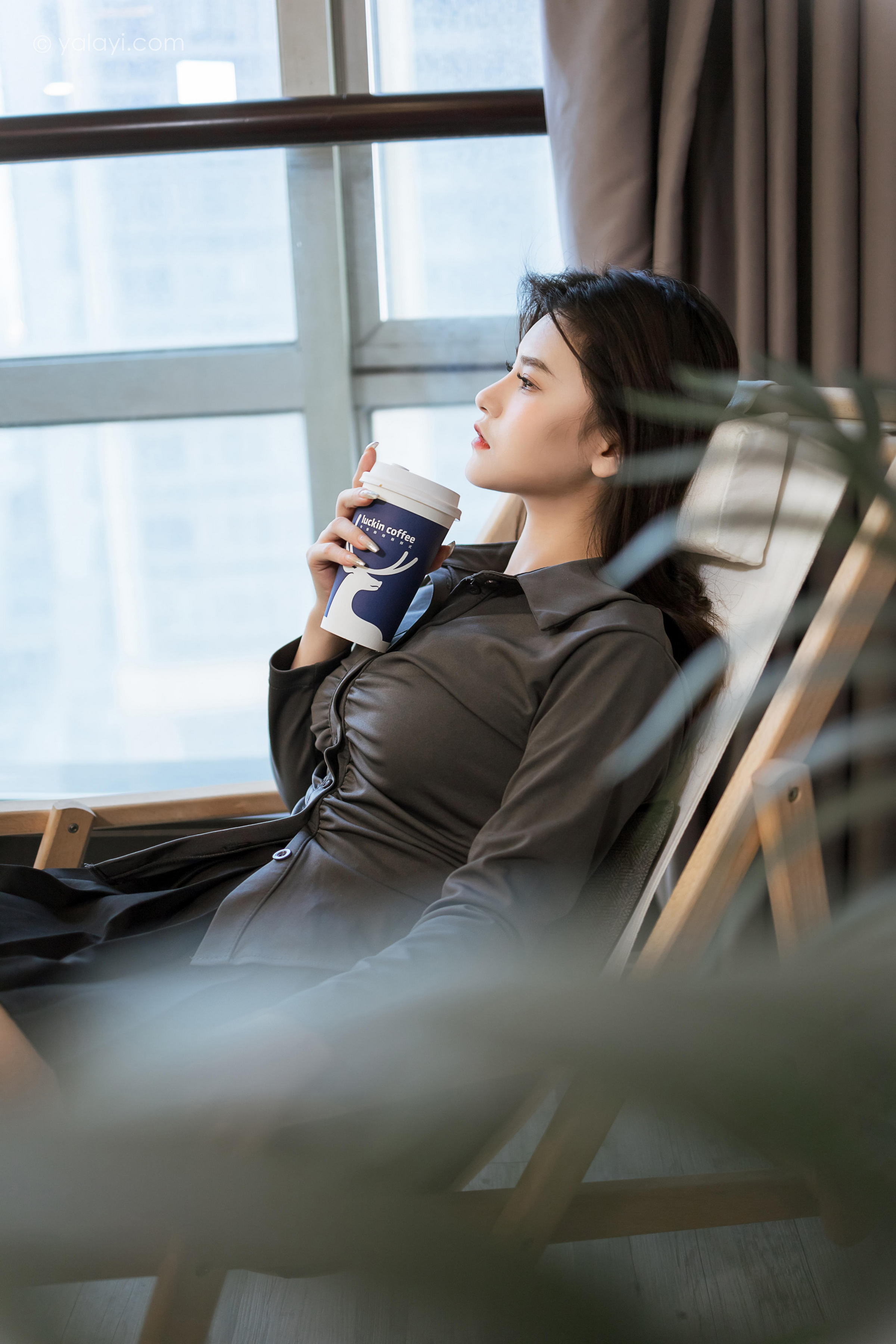 [YALAYI雅拉伊]2023.05.17 好看的人都像你 若婷 灰色衬衫加黑色短裙性感私房写真集第6张