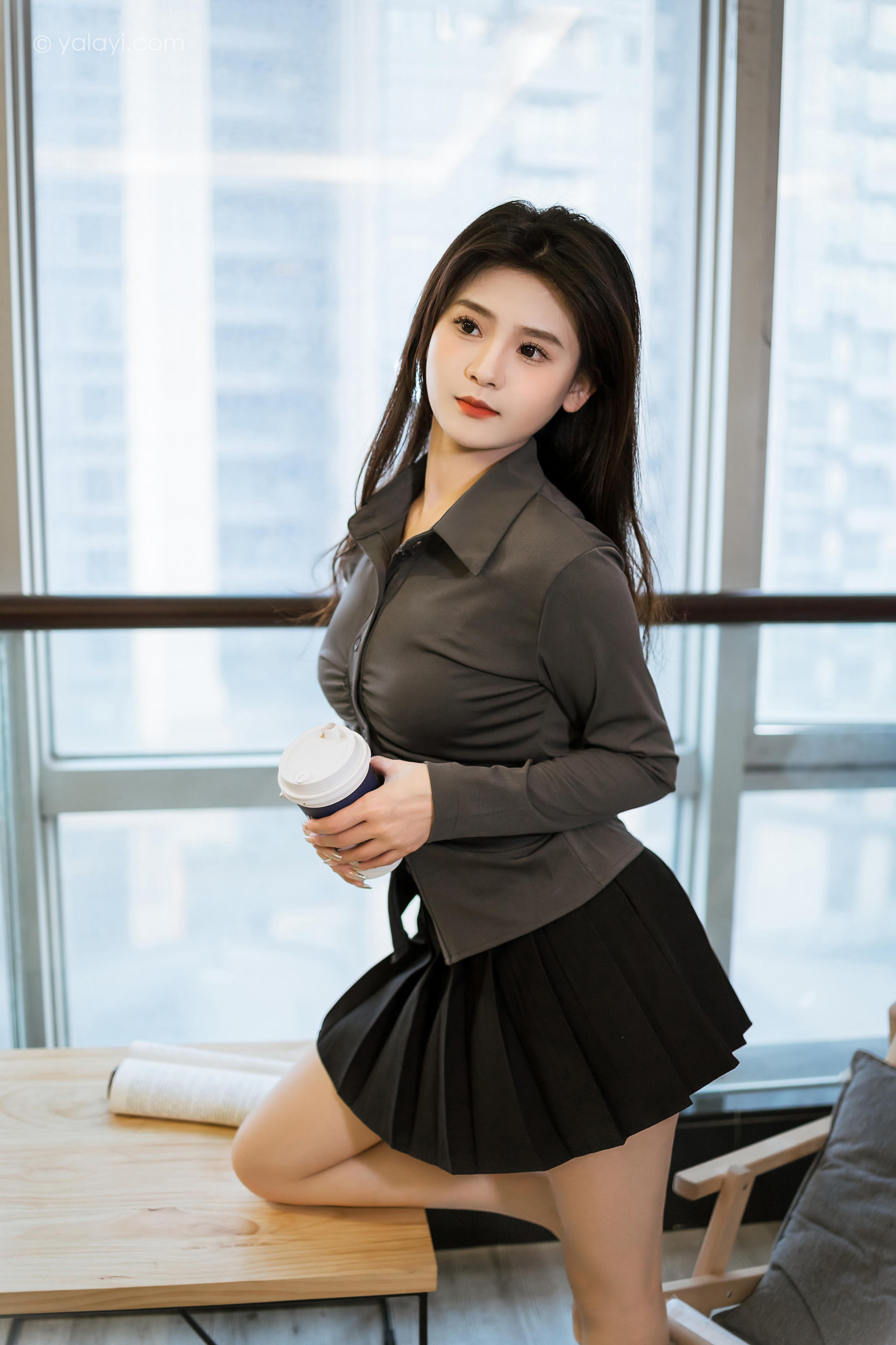 [YALAYI雅拉伊]2023.05.17 好看的人都像你 若婷 灰色衬衫加黑色短裙性感私房写真集第8张