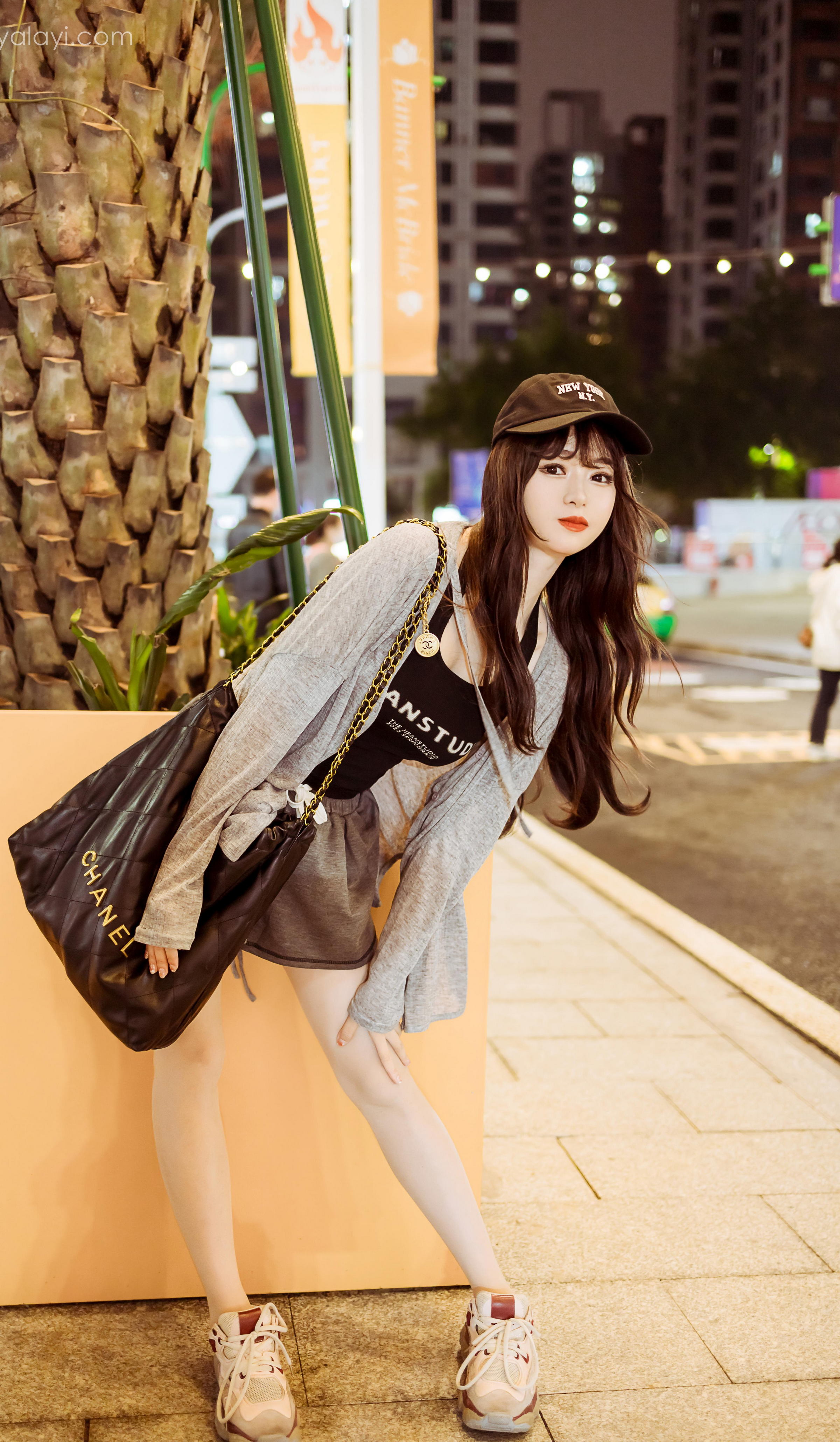 [YALAYI雅拉伊]2023.05.29 与你逛逛街 小亭 黑色背心加橙色短裤清纯写真集第6张