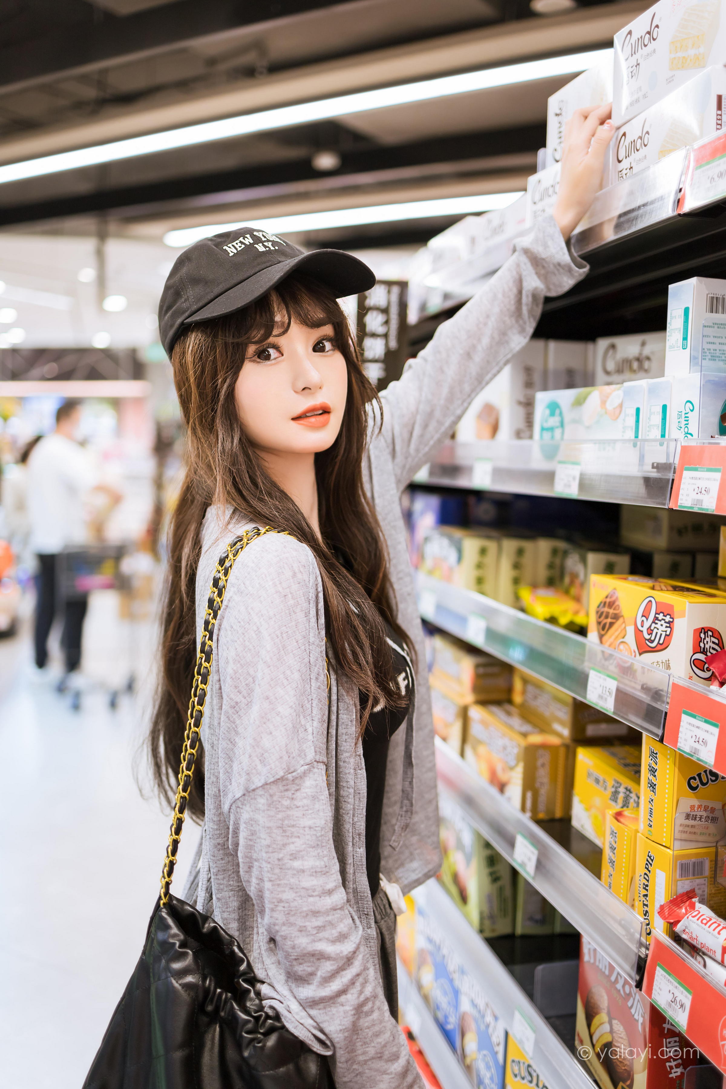 [YALAYI雅拉伊]2023.05.29 与你逛逛街 小亭 黑色背心加橙色短裤清纯写真集第9张