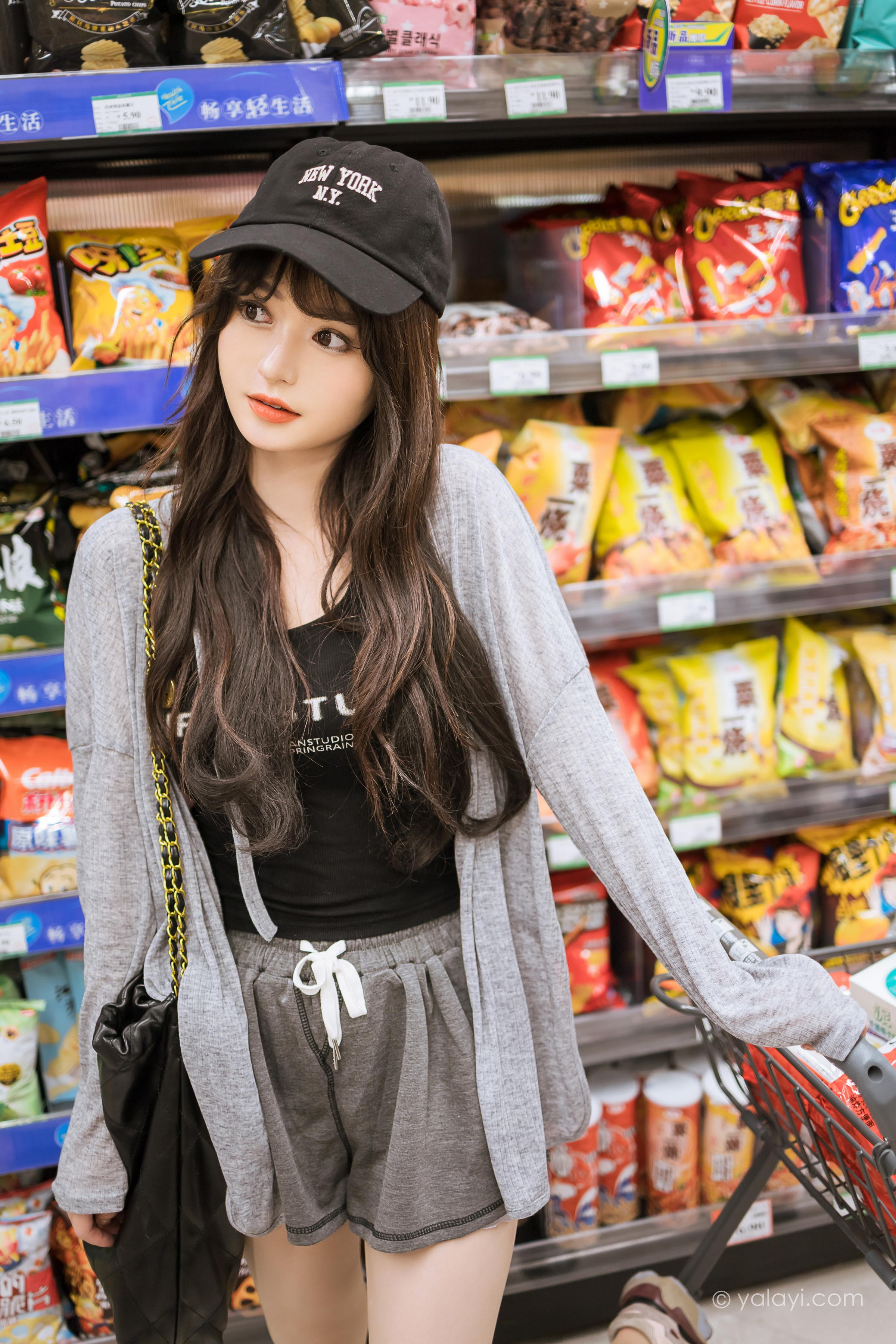 [YALAYI雅拉伊]2023.05.29 与你逛逛街 小亭 黑色背心加橙色短裤清纯写真集第12张