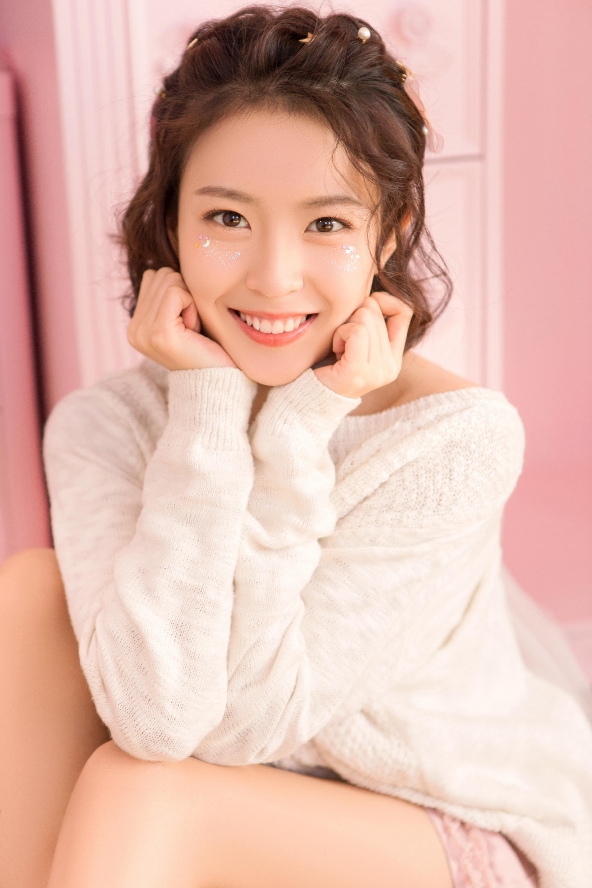 [YALAYI雅拉伊]2023.06.01 清丽佳人 白色镂空毛衣加粉色短裤与红色吊带连衣裙性感私房写真集第1张