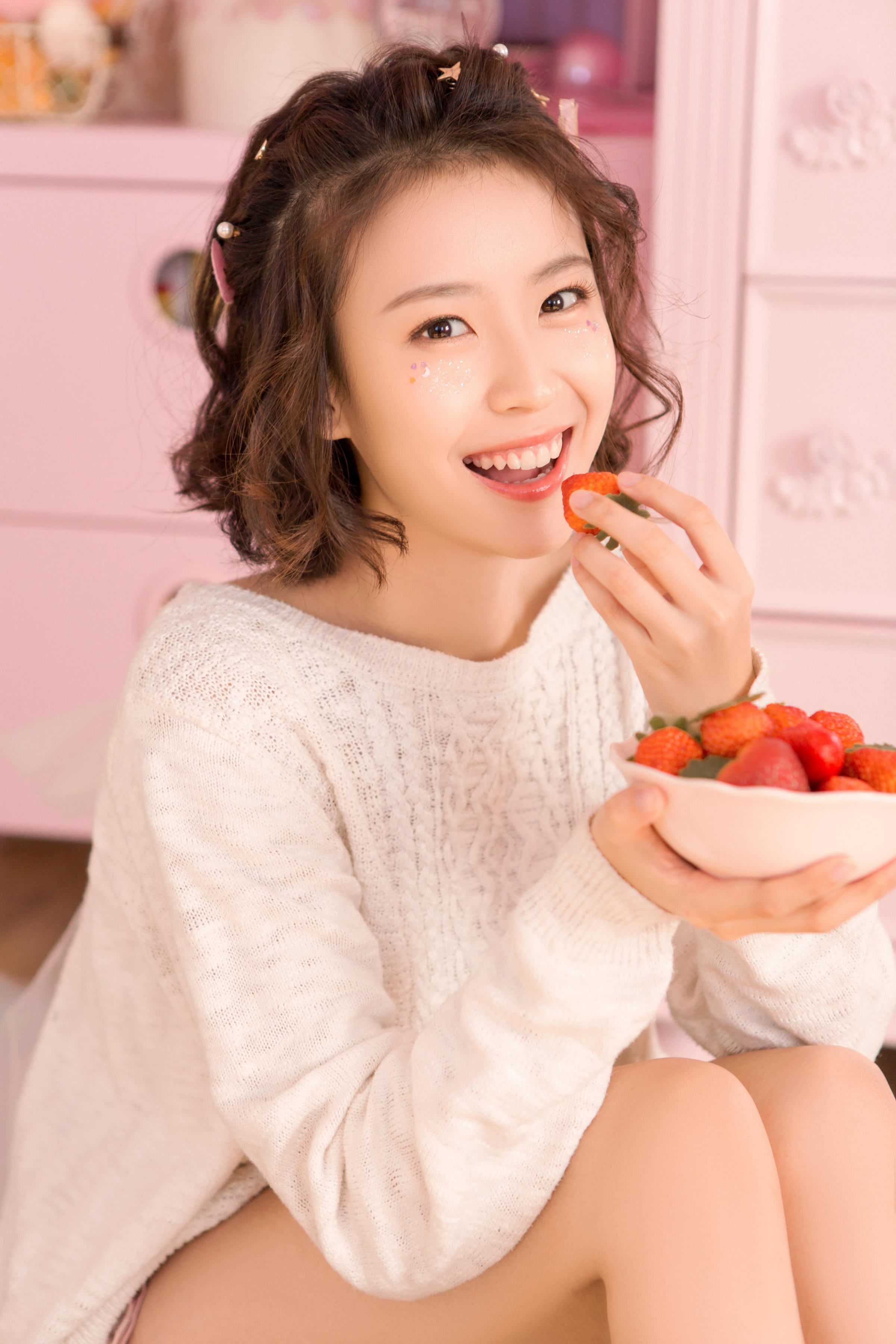 [YALAYI雅拉伊]2023.06.01 清丽佳人 白色镂空毛衣加粉色短裤与红色吊带连衣裙性感私房写真集第2张