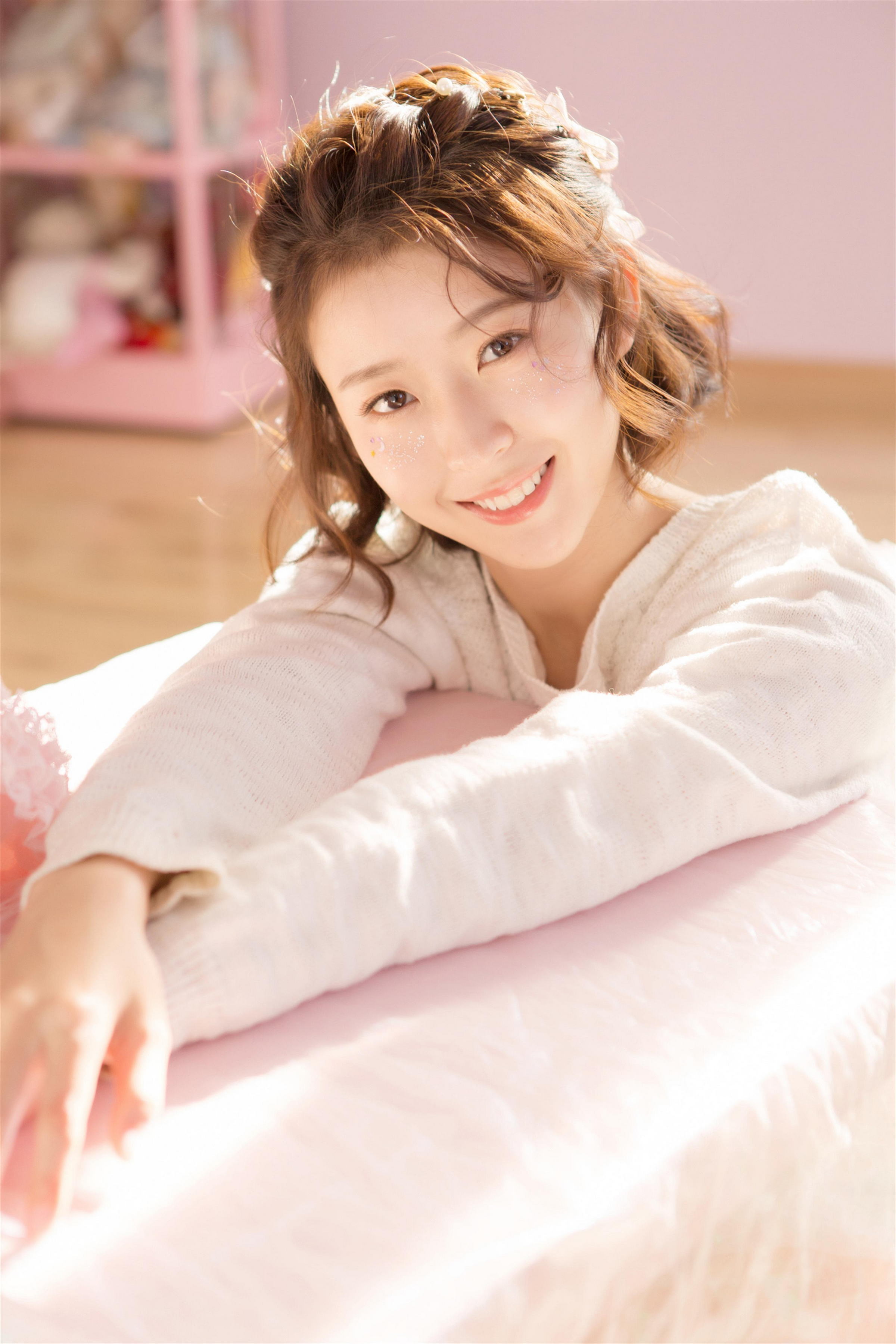 [YALAYI雅拉伊]2023.06.01 清丽佳人 白色镂空毛衣加粉色短裤与红色吊带连衣裙性感私房写真集第5张