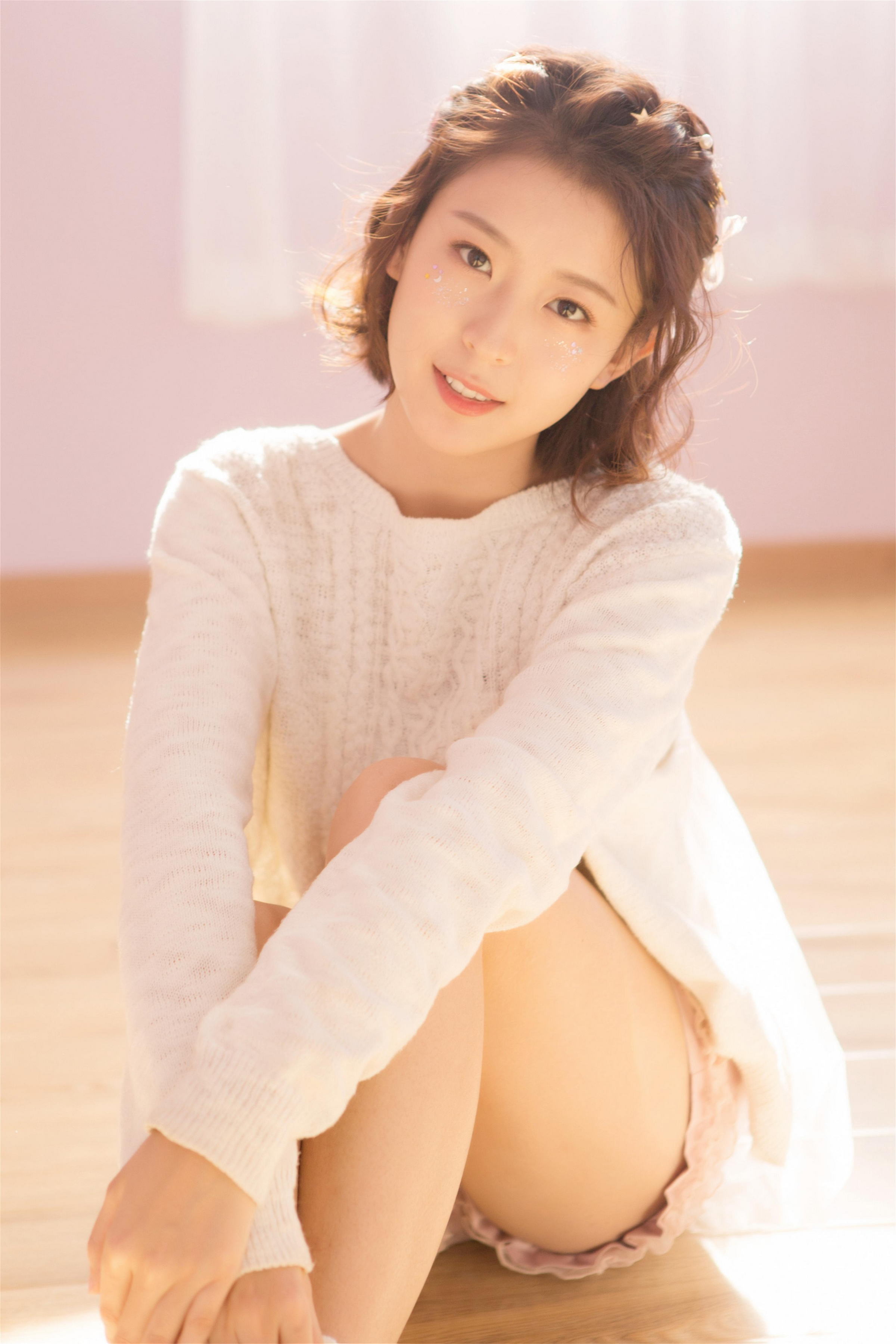 [YALAYI雅拉伊]2023.06.01 清丽佳人 白色镂空毛衣加粉色短裤与红色吊带连衣裙性感私房写真集第4张